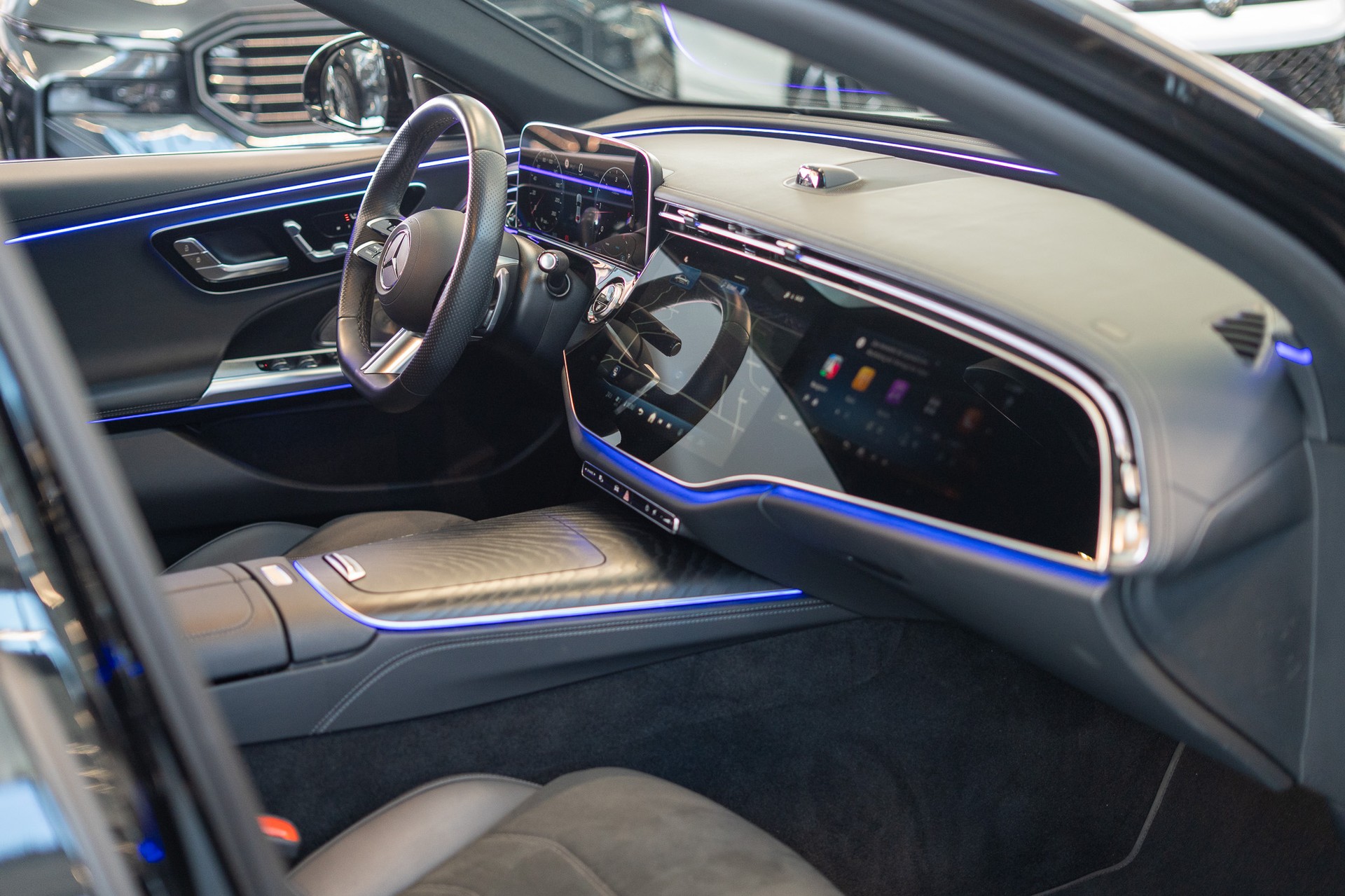 MERCEDES-BENZ E 220 d AMG Line / MBUX Superscreen / Burmester / El. Sitze-image-14