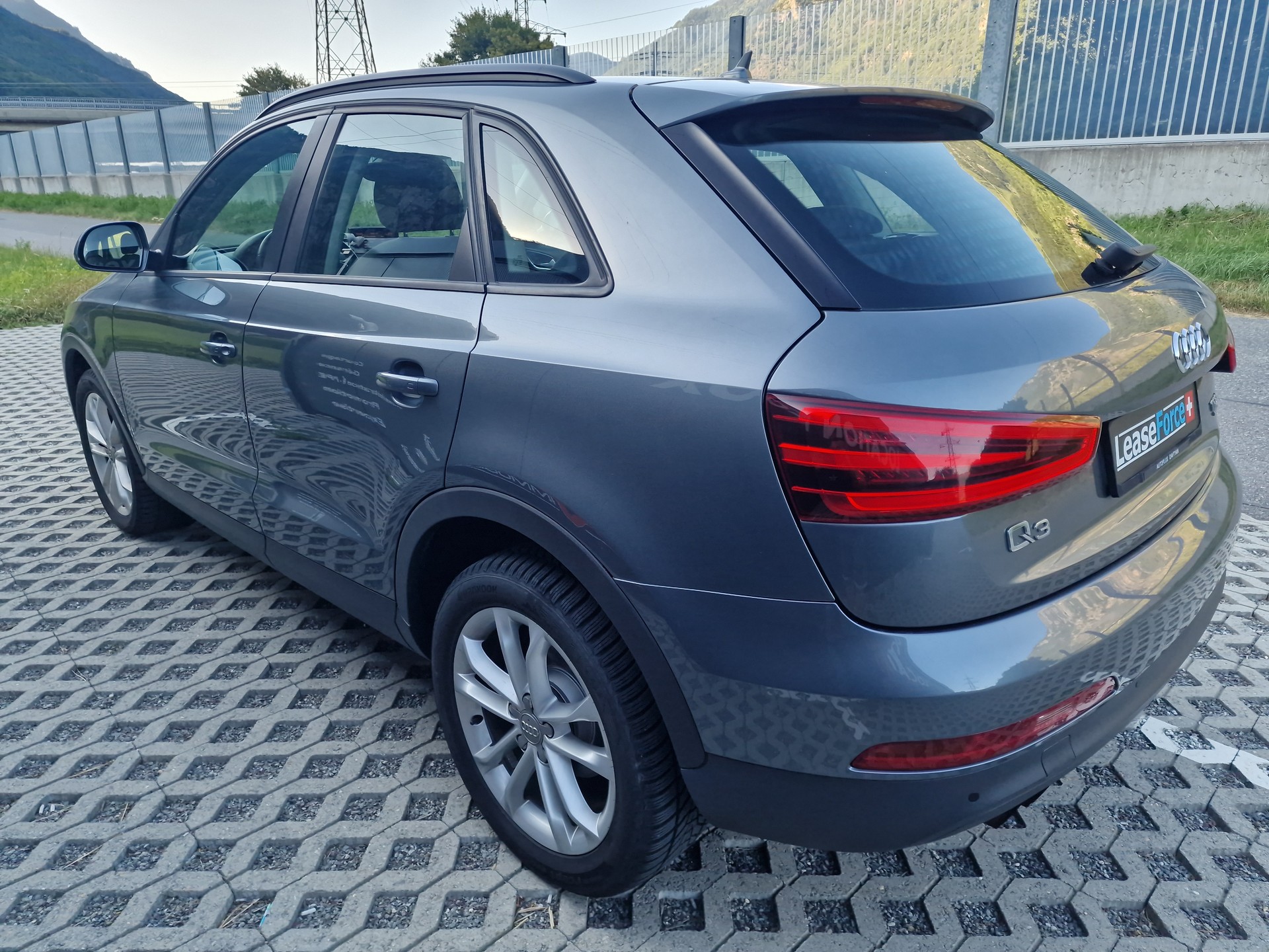AUDI Q3 2.0 TFSI quattro S-tronic-image-3