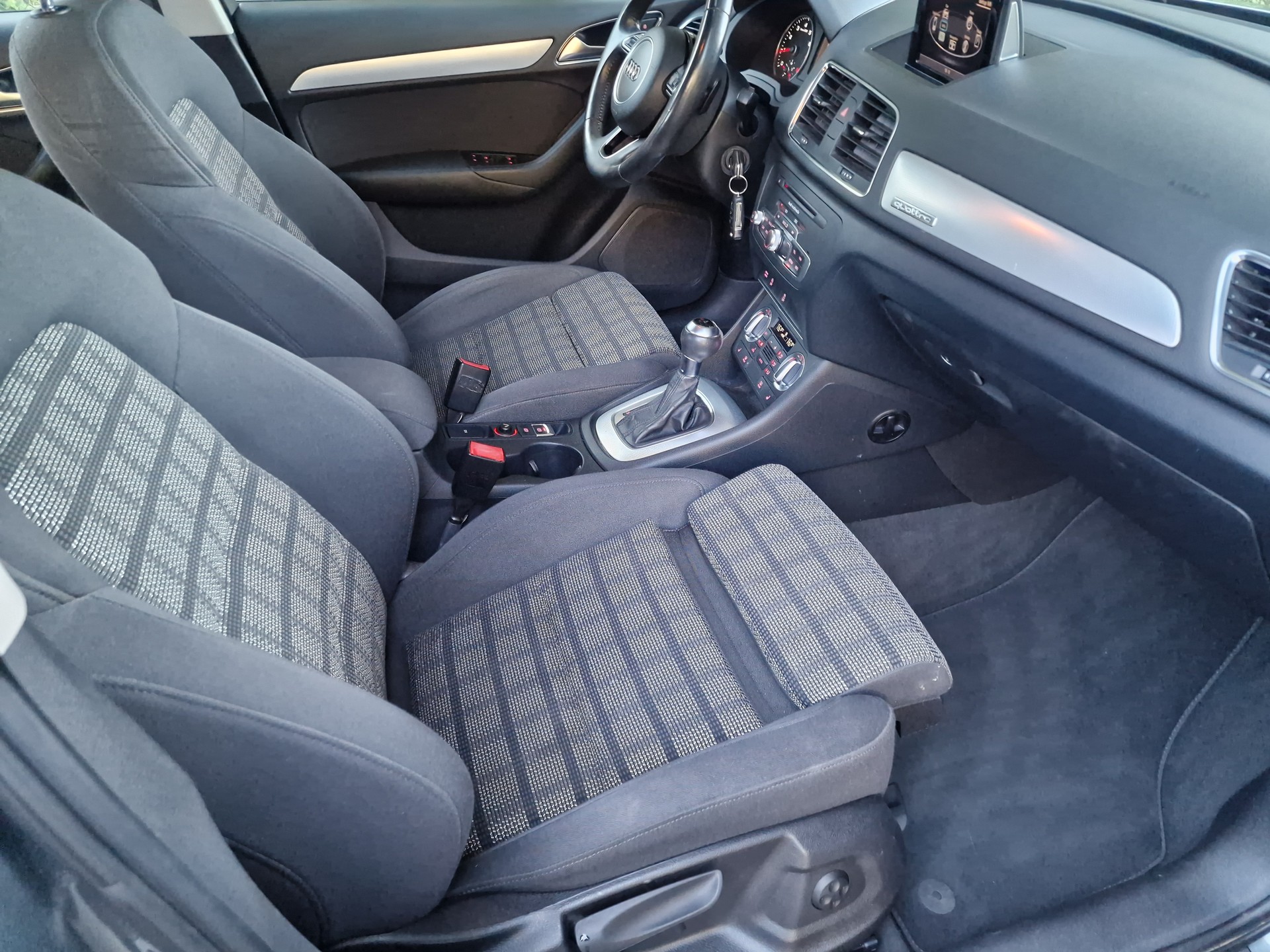 AUDI Q3 2.0 TFSI quattro S-tronic-image-7