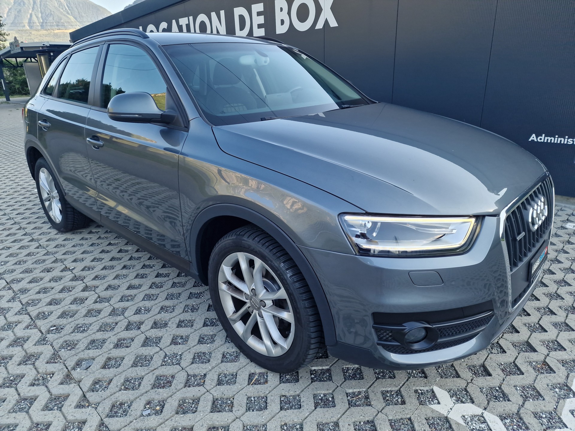 AUDI Q3 2.0 TFSI quattro S-tronic-image-2