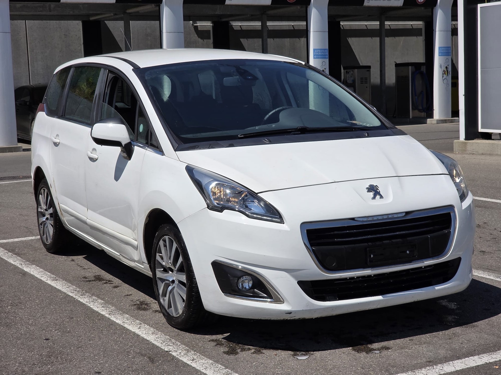 PEUGEOT 5008 2.0 HDI Allure Tiptronic-image-0