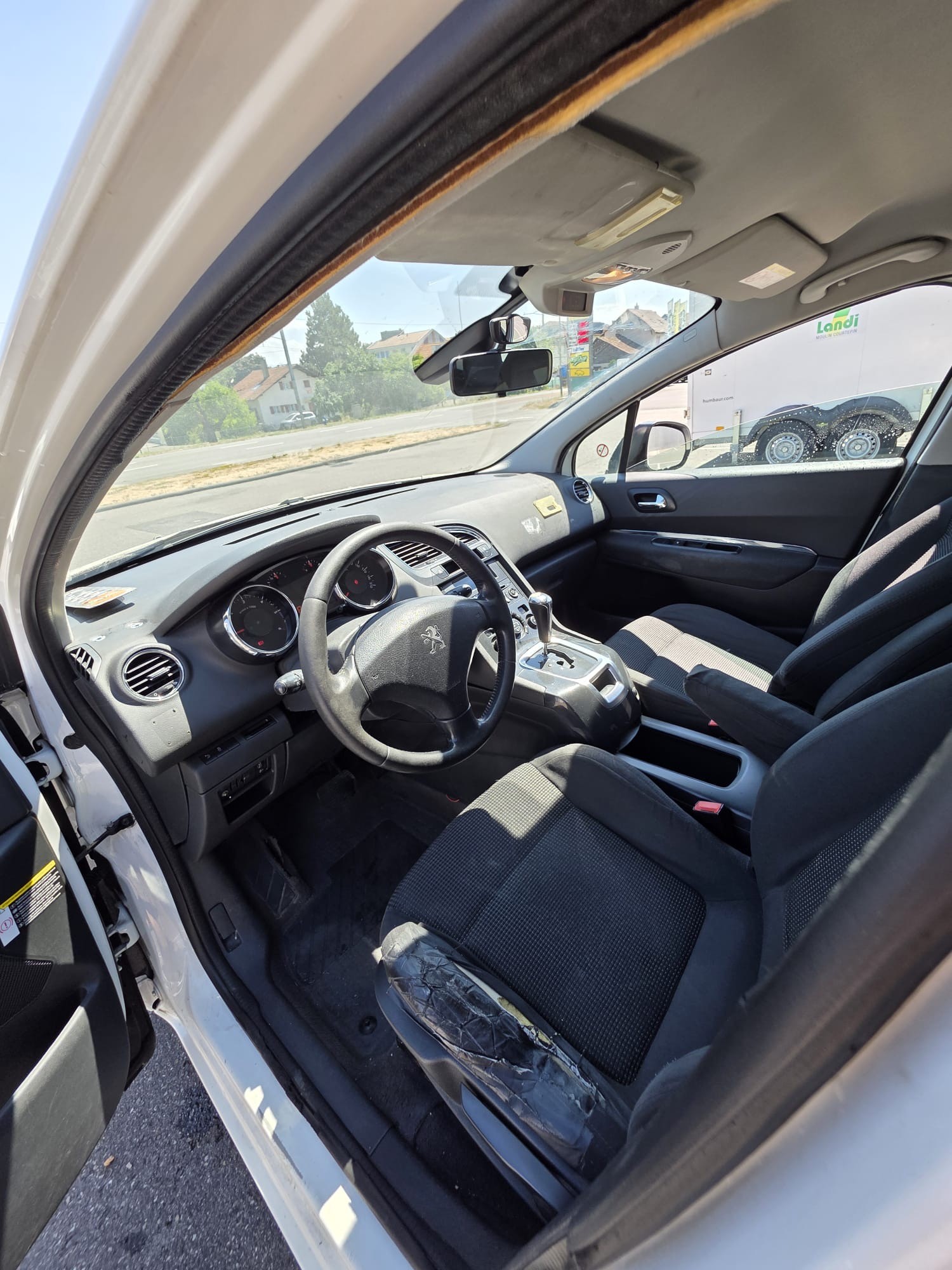 PEUGEOT 5008 2.0 HDI Allure Tiptronic-image-8