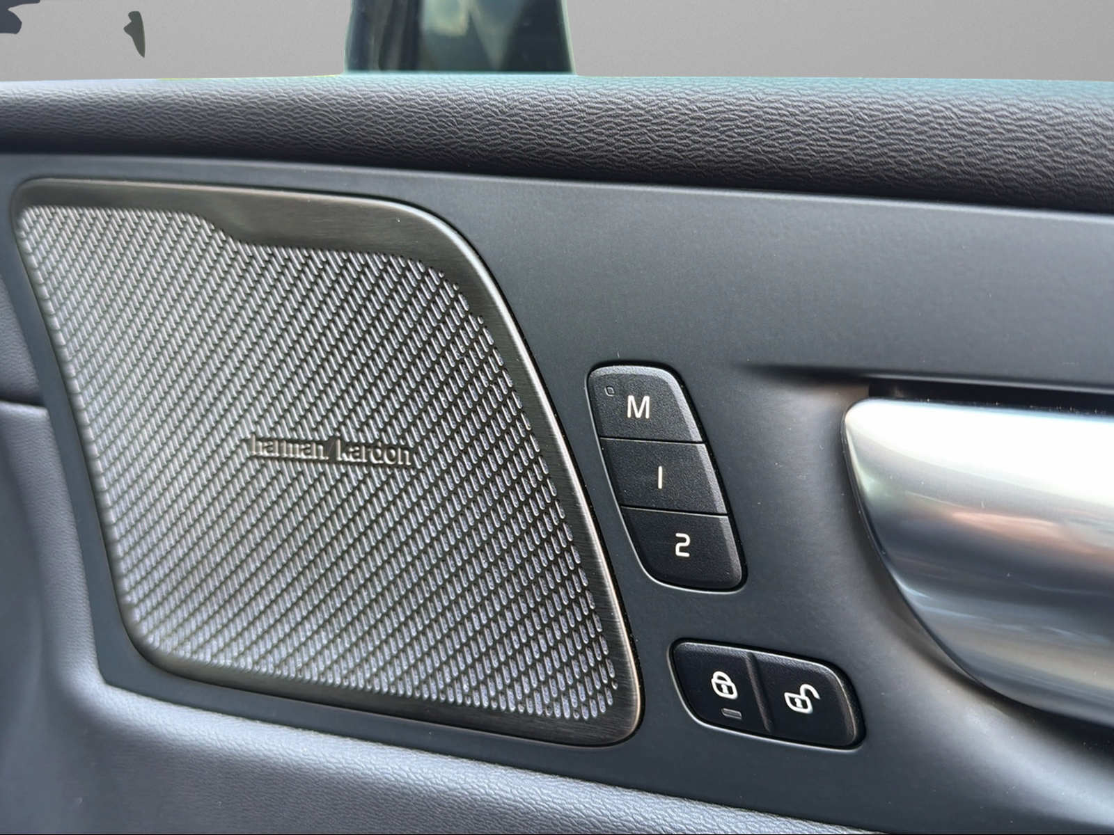 VOLVO XC60 T6 eAWD PluginHybrid Plus Dark Geartronic-image-12