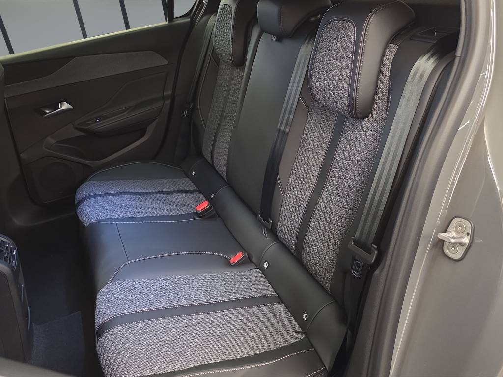 PEUGEOT 308 1.2 HEV 145 Allure-image-8