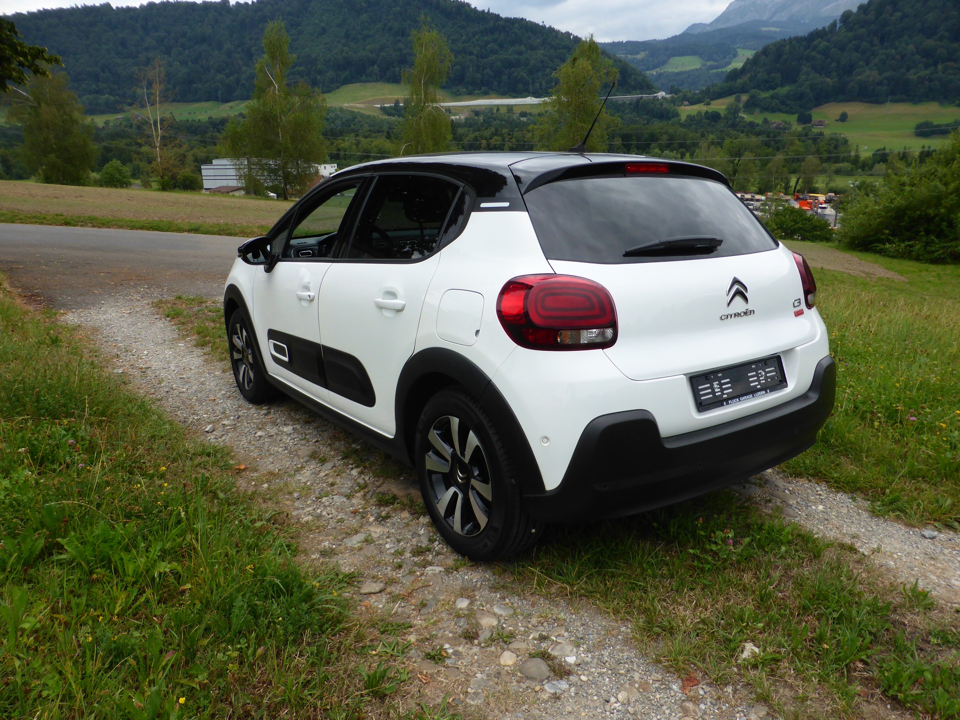 CITROEN C3 1.2i PureTech Shine-image-2