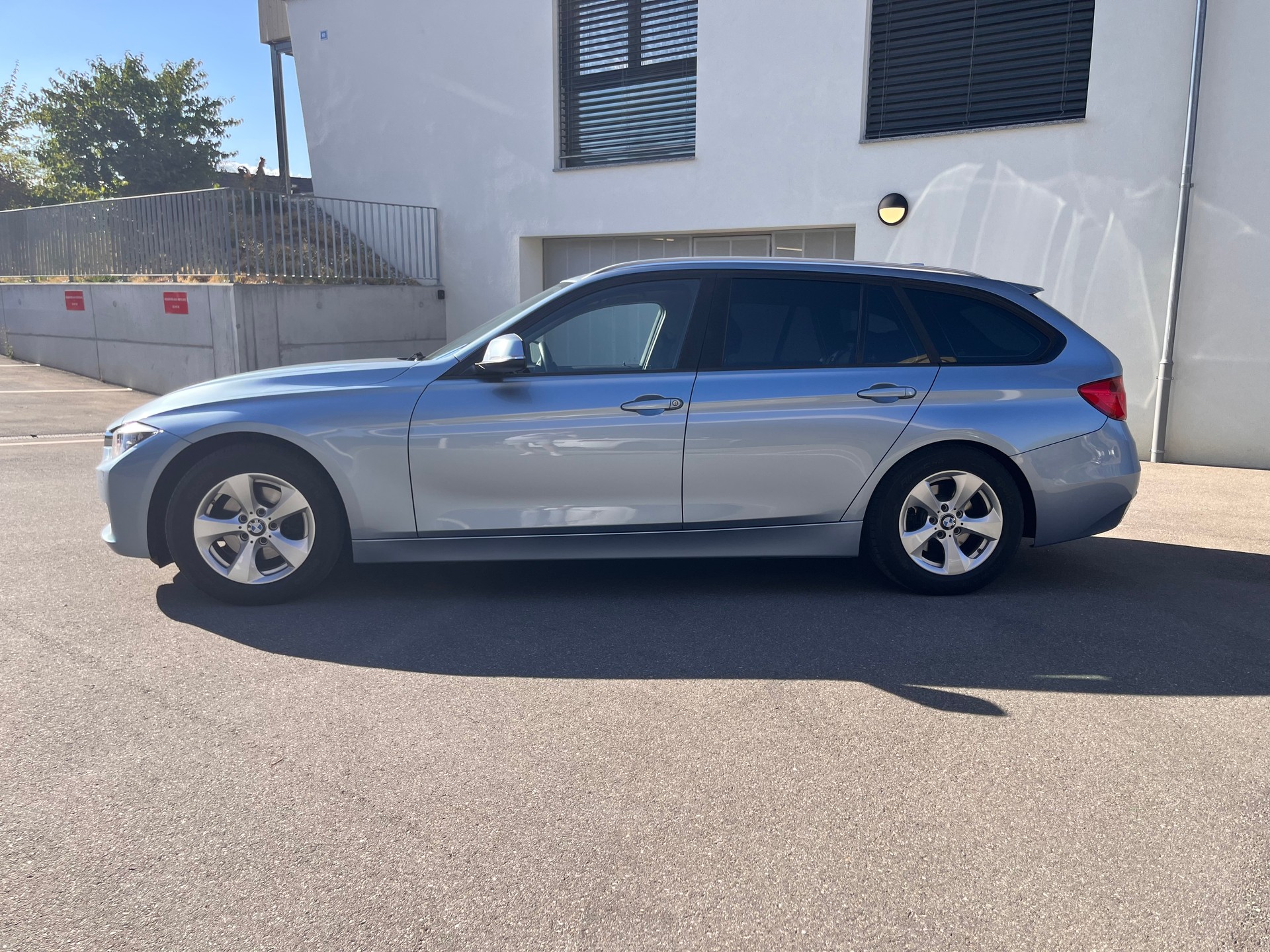 BMW 320d EfficD Edition-image-1