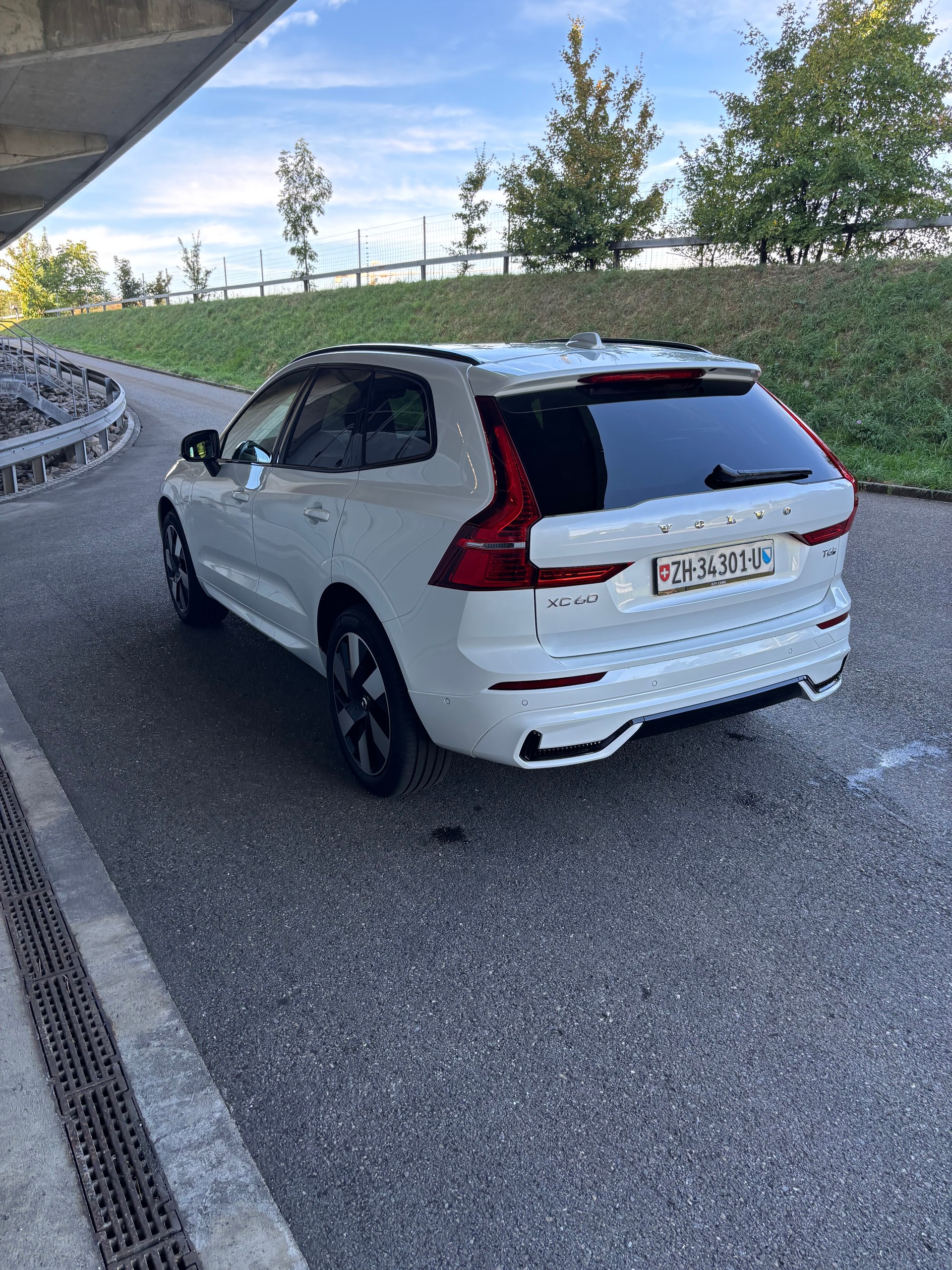 VOLVO XC60 T6 eAWD PluginHybrid Plus Dark Geartronic-image-2