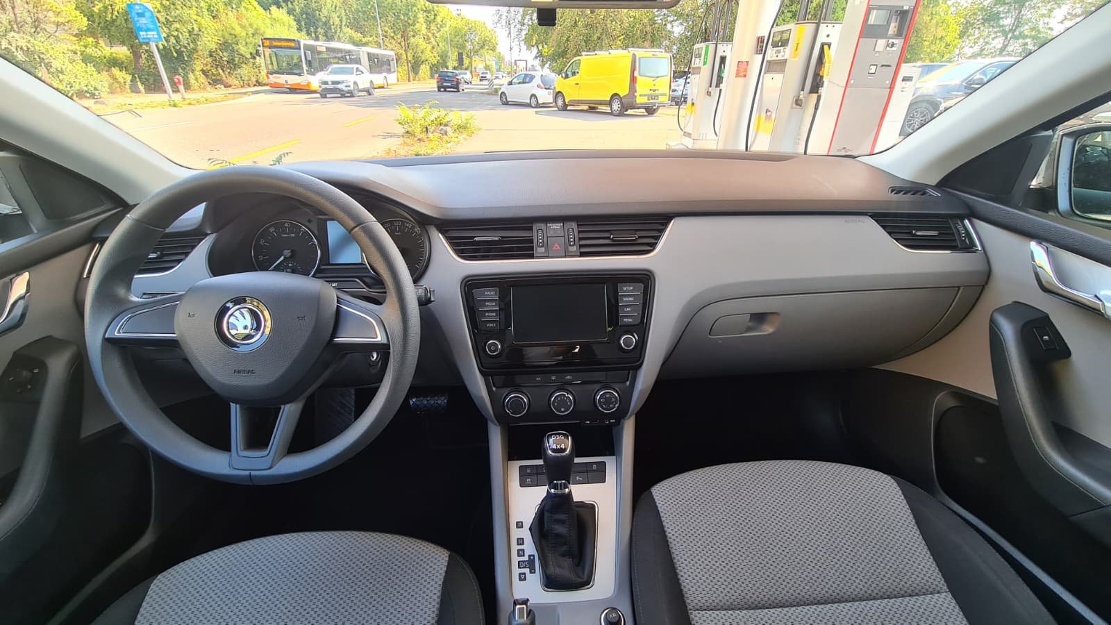 SKODA Octavia Combi 1.8 TSI Ambition 4x4 DSG ** 180 PS ** Klimaanlage ** Tempomat ** Panorama-Glasdach ** PDC ** Frisch Ab MFK **-image-14