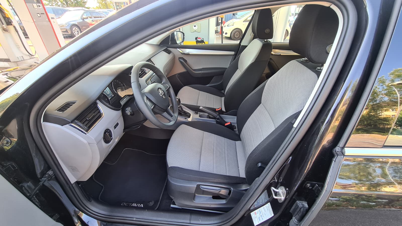 SKODA Octavia Combi 1.8 TSI Ambition 4x4 DSG ** 180 PS ** Klimaanlage ** Tempomat ** Panorama-Glasdach ** PDC ** Frisch Ab MFK **-image-16