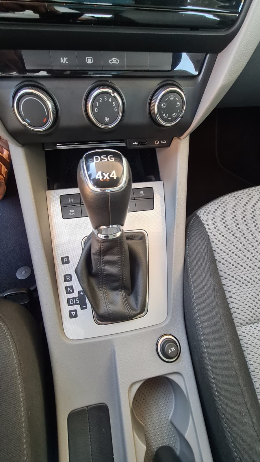SKODA Octavia Combi 1.8 TSI Ambition 4x4 DSG ** 180 PS ** Klimaanlage ** Tempomat ** Panorama-Glasdach ** PDC ** Frisch Ab MFK **-image-13
