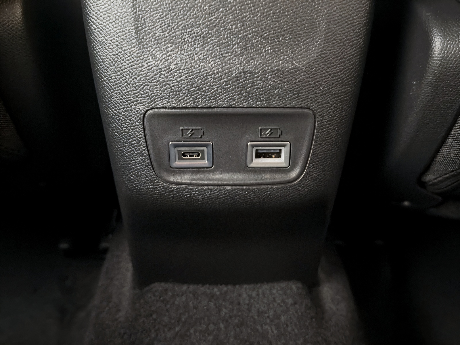 PEUGEOT 2008 1.2 Hybrid 145 Allure Premium-image-18
