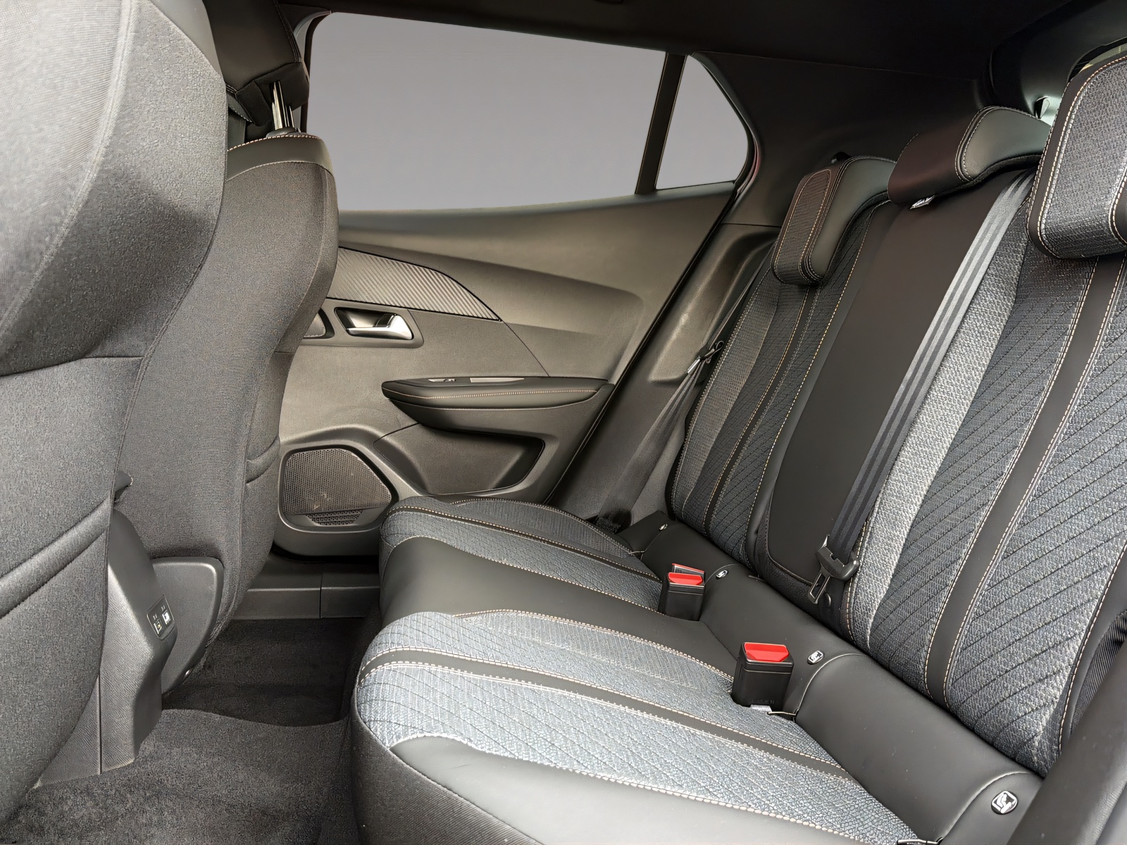 PEUGEOT 2008 1.2 Hybrid 145 Allure Premium-image-17