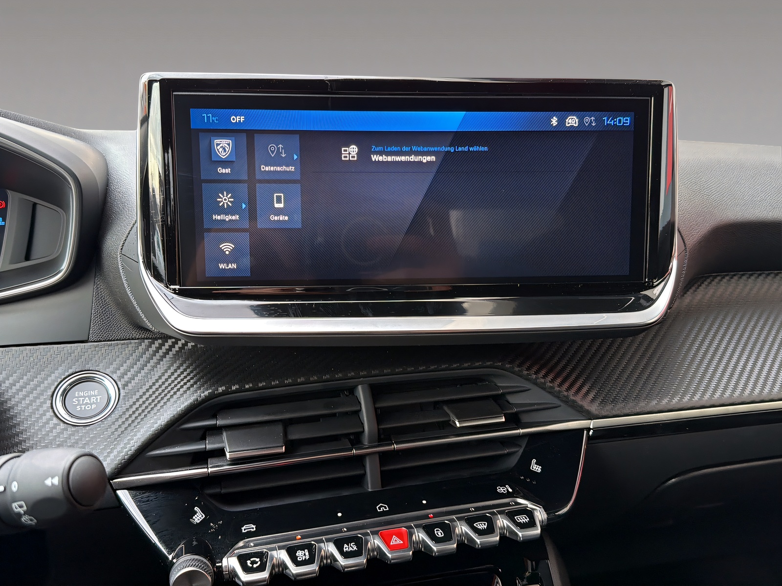PEUGEOT 2008 1.2 Hybrid 145 Allure Premium-image-10