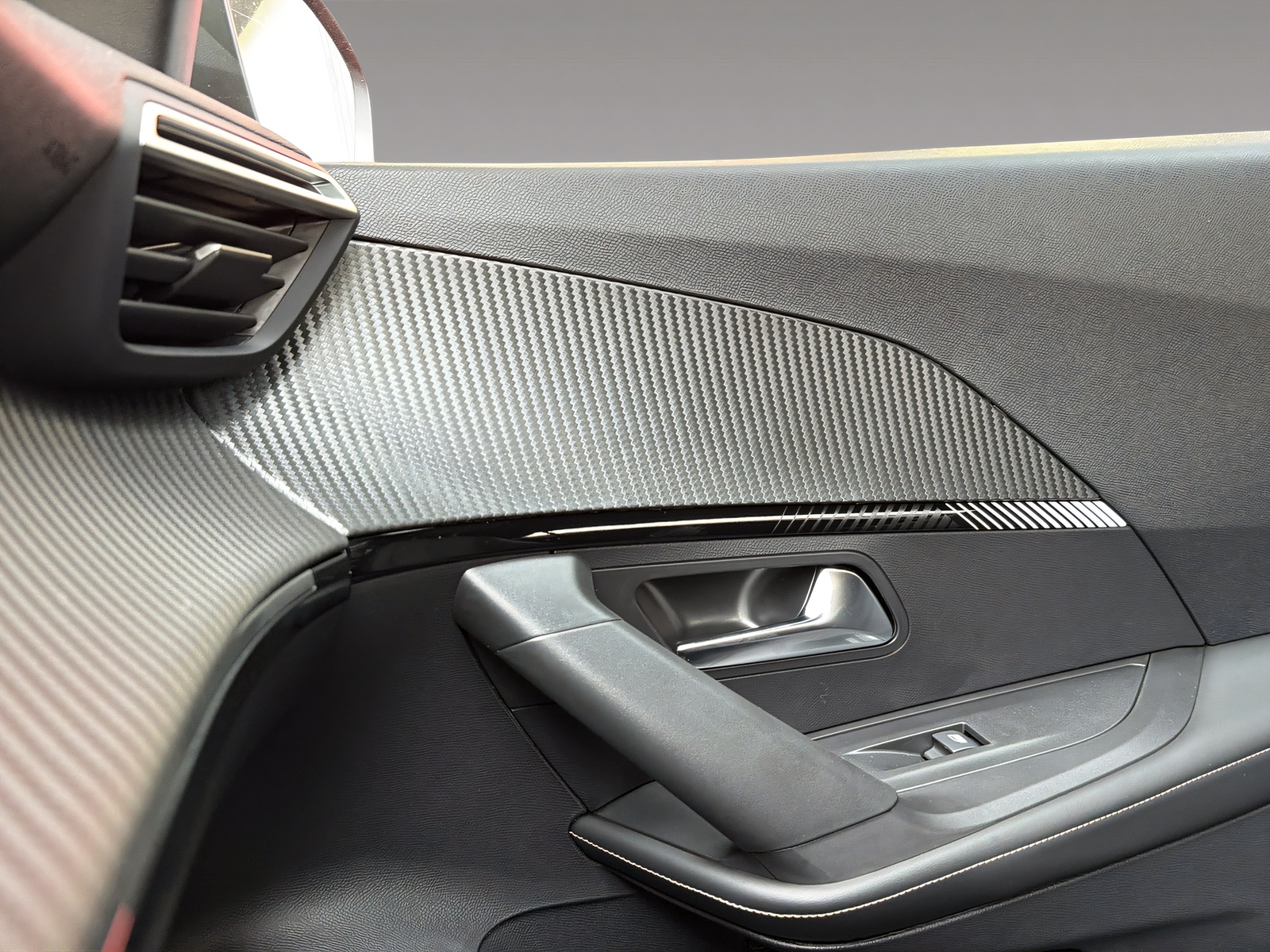PEUGEOT 2008 1.2 Hybrid 145 Allure Premium-image-21
