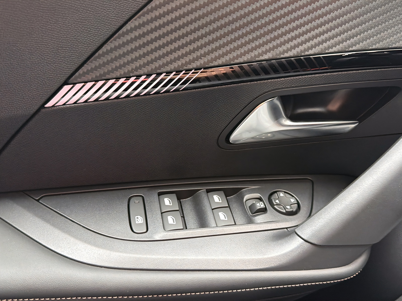 PEUGEOT 2008 1.2 Hybrid 145 Allure Premium-image-22