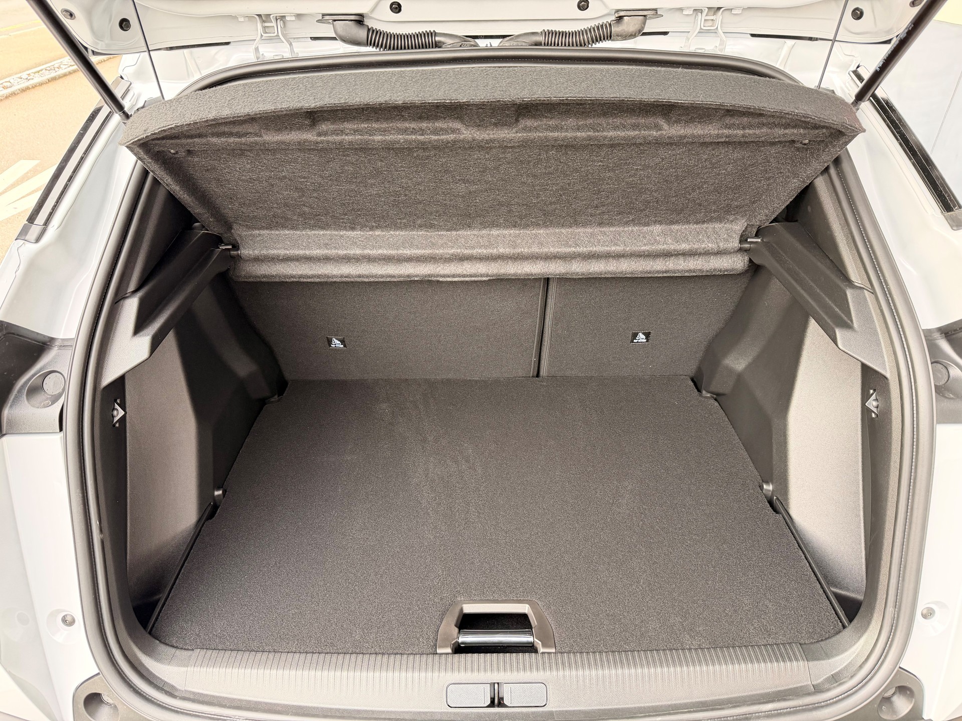 PEUGEOT 2008 1.2 Hybrid 145 Allure Premium-image-19
