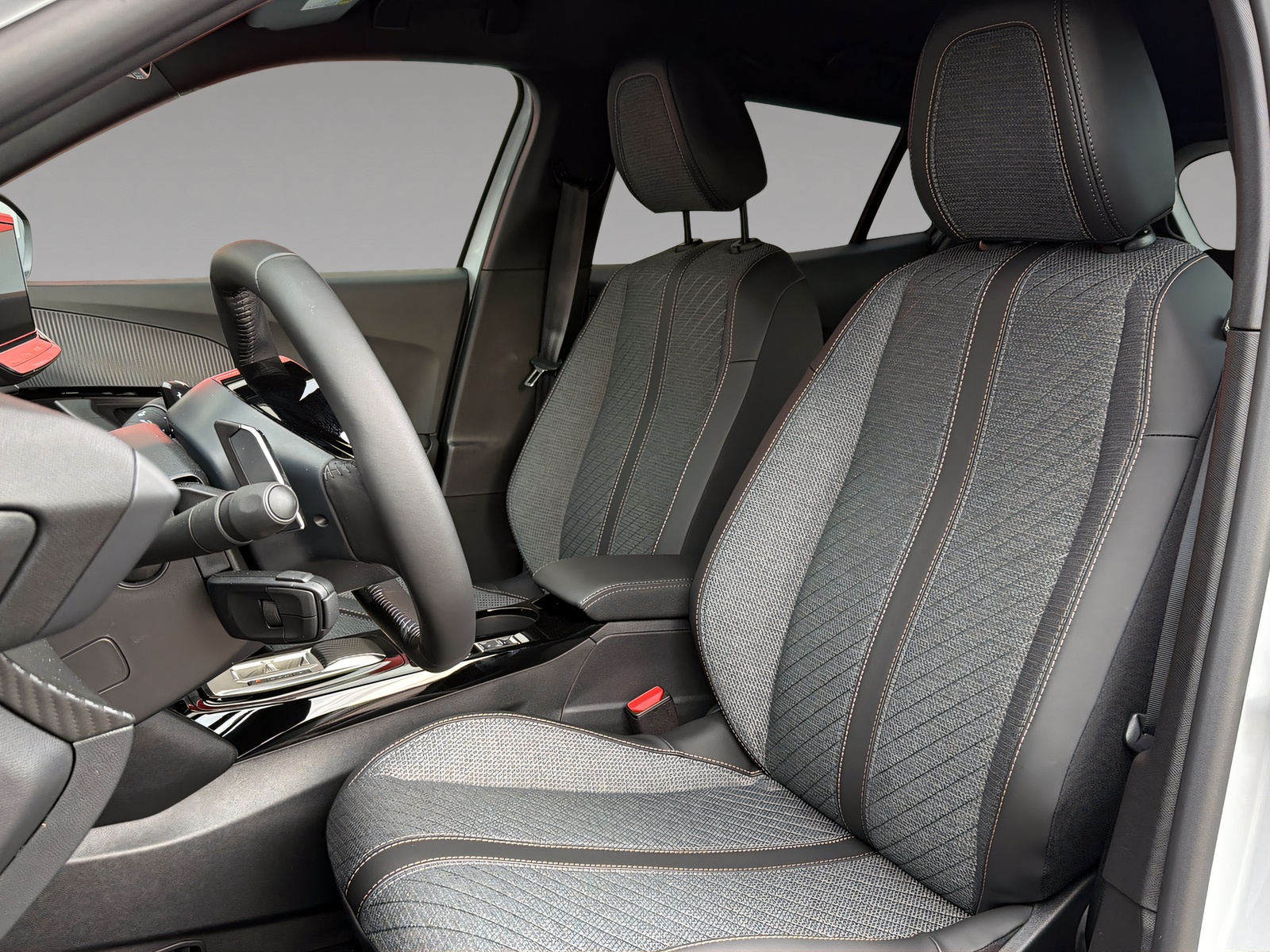PEUGEOT 2008 1.2 Hybrid 145 Allure Premium-image-5