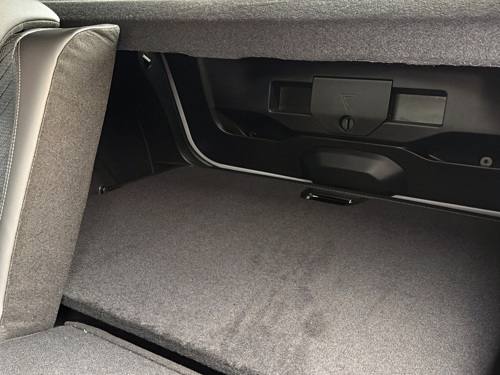 PEUGEOT 2008 1.2 Hybrid 145 Allure Premium-image-20