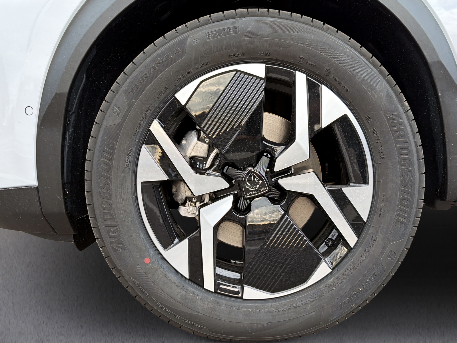 PEUGEOT 2008 1.2 Hybrid 145 Allure Premium-image-23