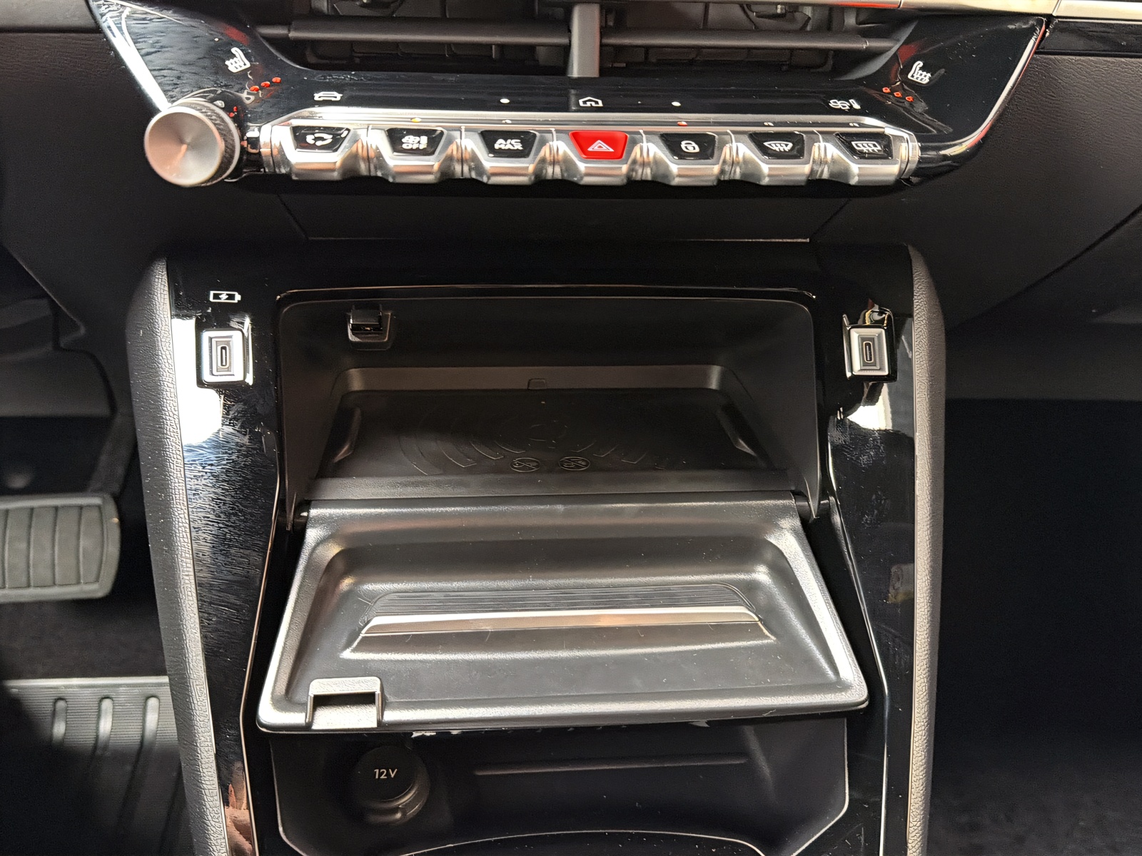 PEUGEOT 2008 1.2 Hybrid 145 Allure Premium-image-16