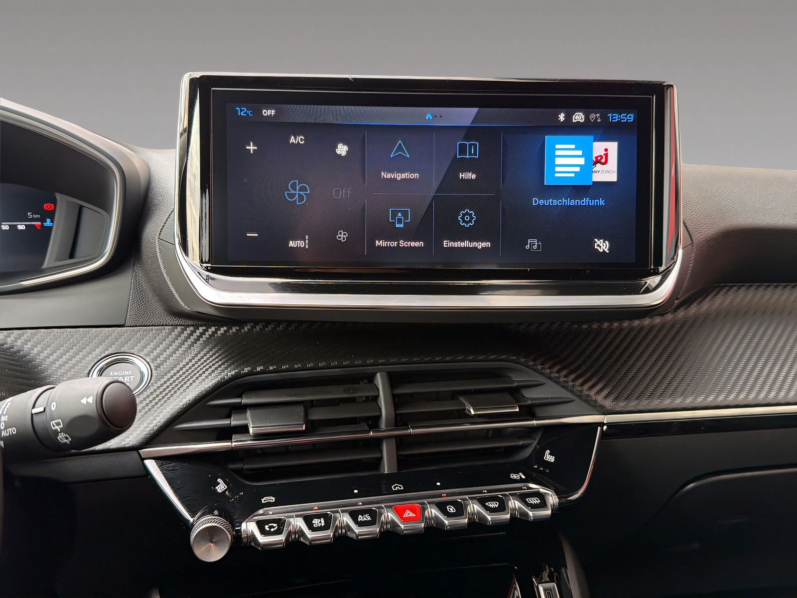 PEUGEOT 2008 1.2 Hybrid 145 Allure Premium-image-9