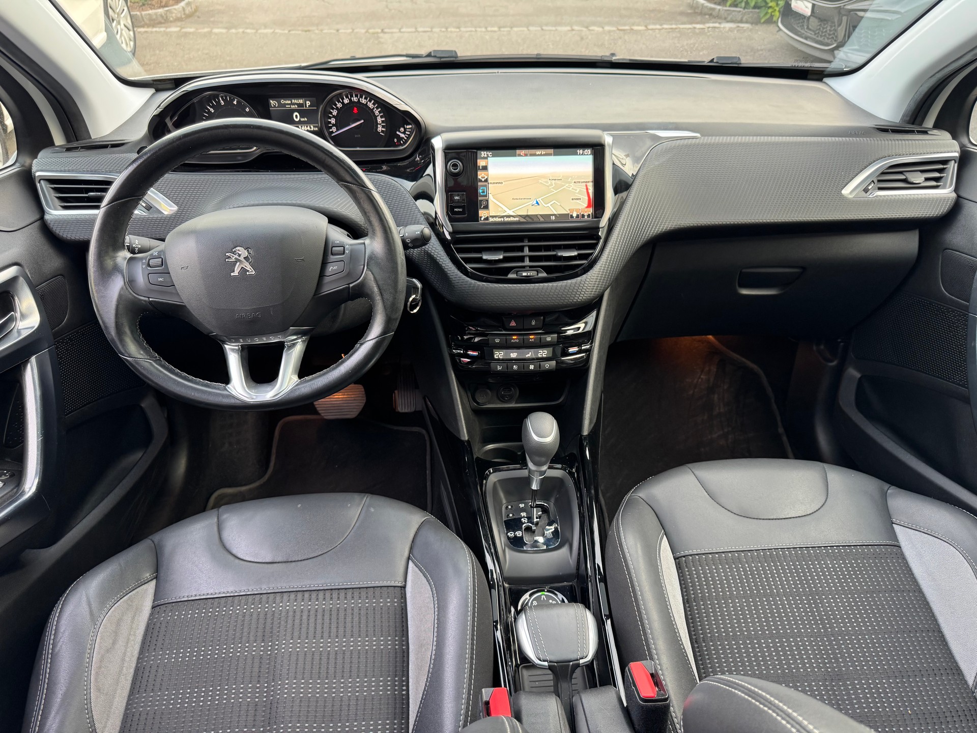 PEUGEOT 2008 1.2 PureTech Allure EAT6-image-14