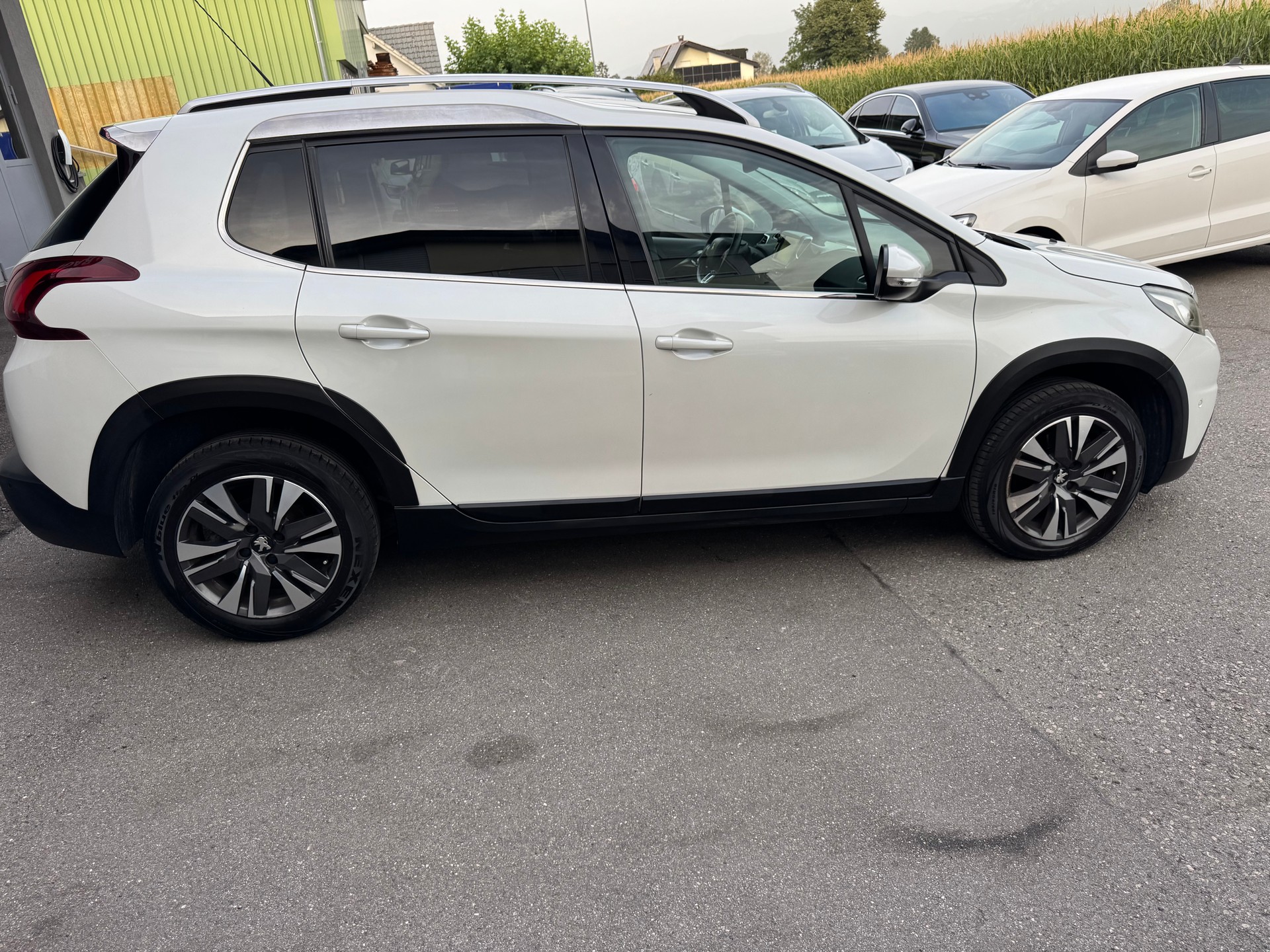 PEUGEOT 2008 1.2 PureTech Allure EAT6-image-9
