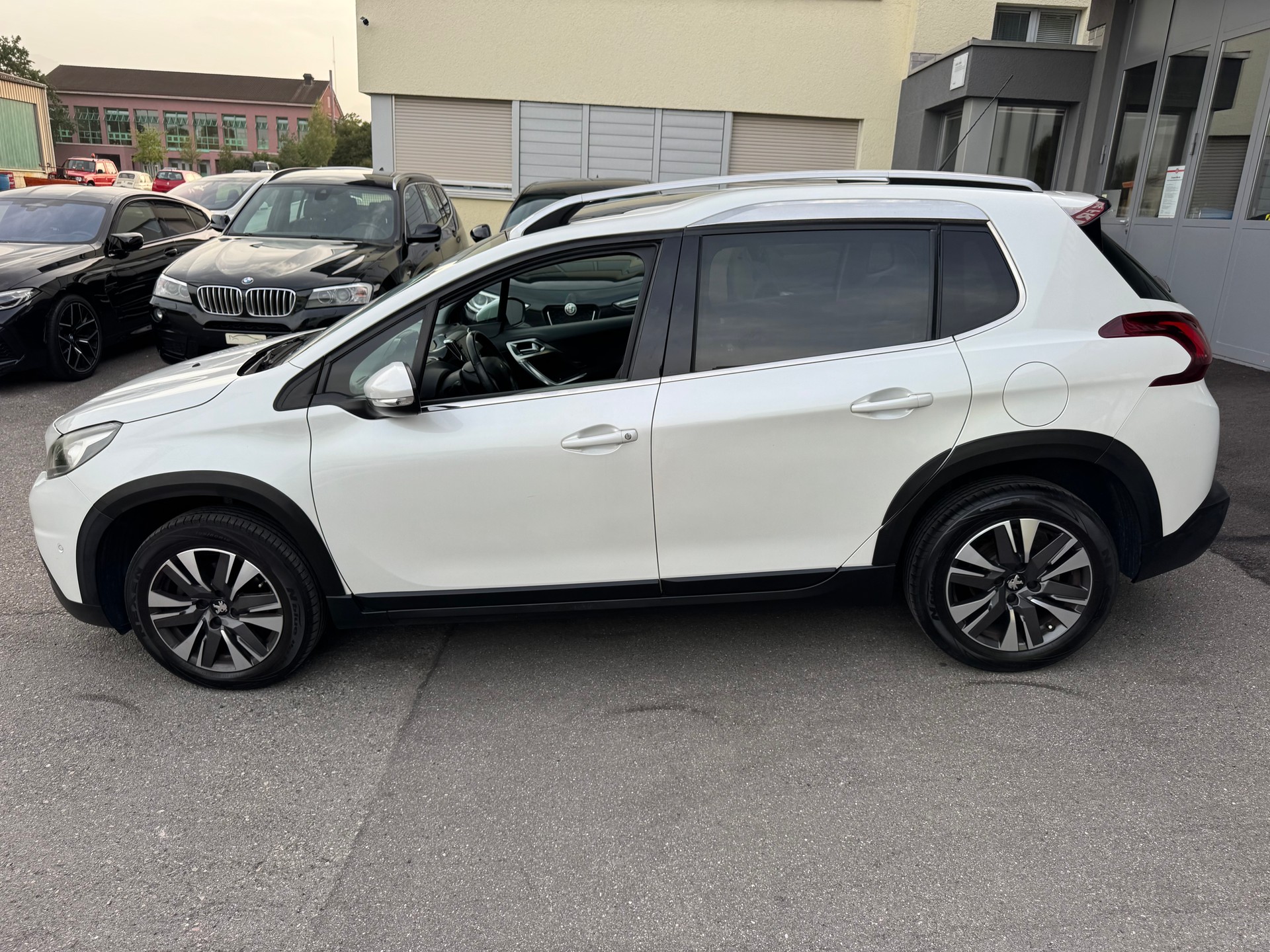 PEUGEOT 2008 1.2 PureTech Allure EAT6-image-5