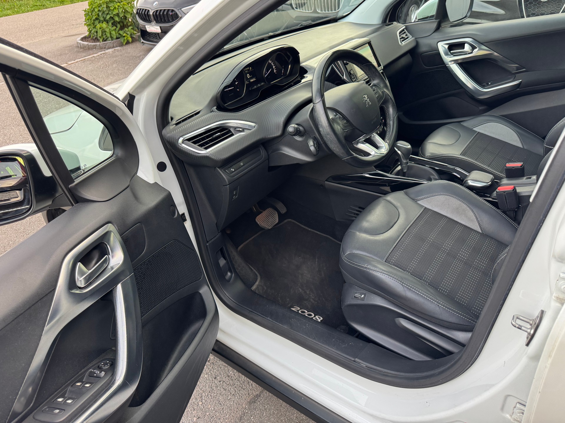 PEUGEOT 2008 1.2 PureTech Allure EAT6-image-15