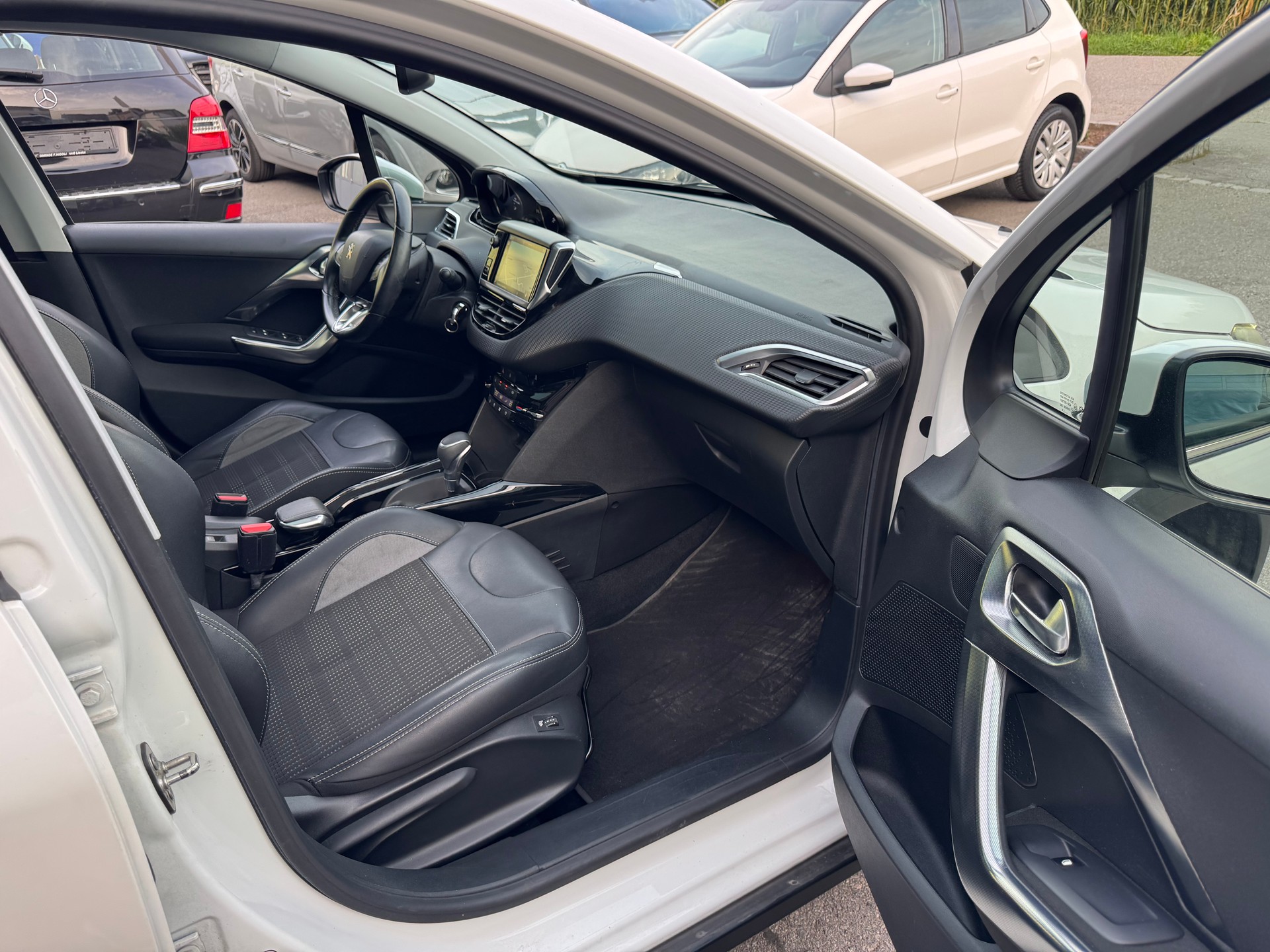 PEUGEOT 2008 1.2 PureTech Allure EAT6-image-10