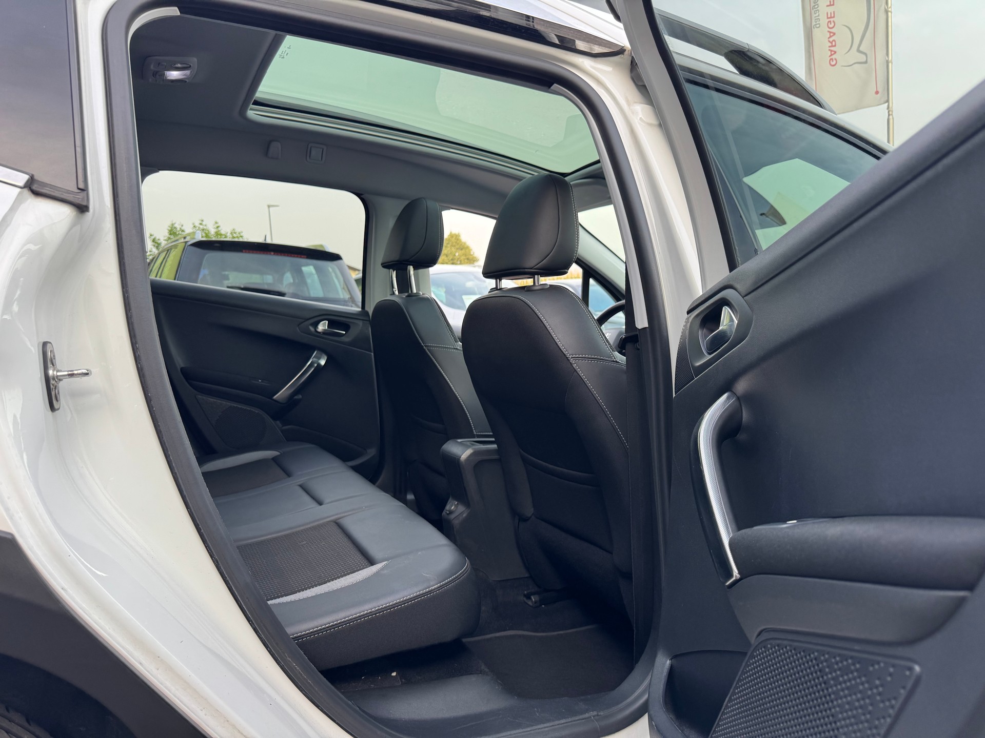 PEUGEOT 2008 1.2 PureTech Allure EAT6-image-11