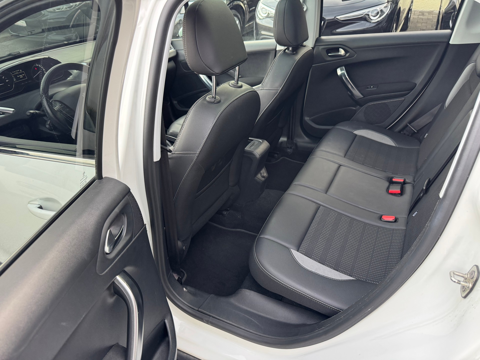 PEUGEOT 2008 1.2 PureTech Allure EAT6-image-12