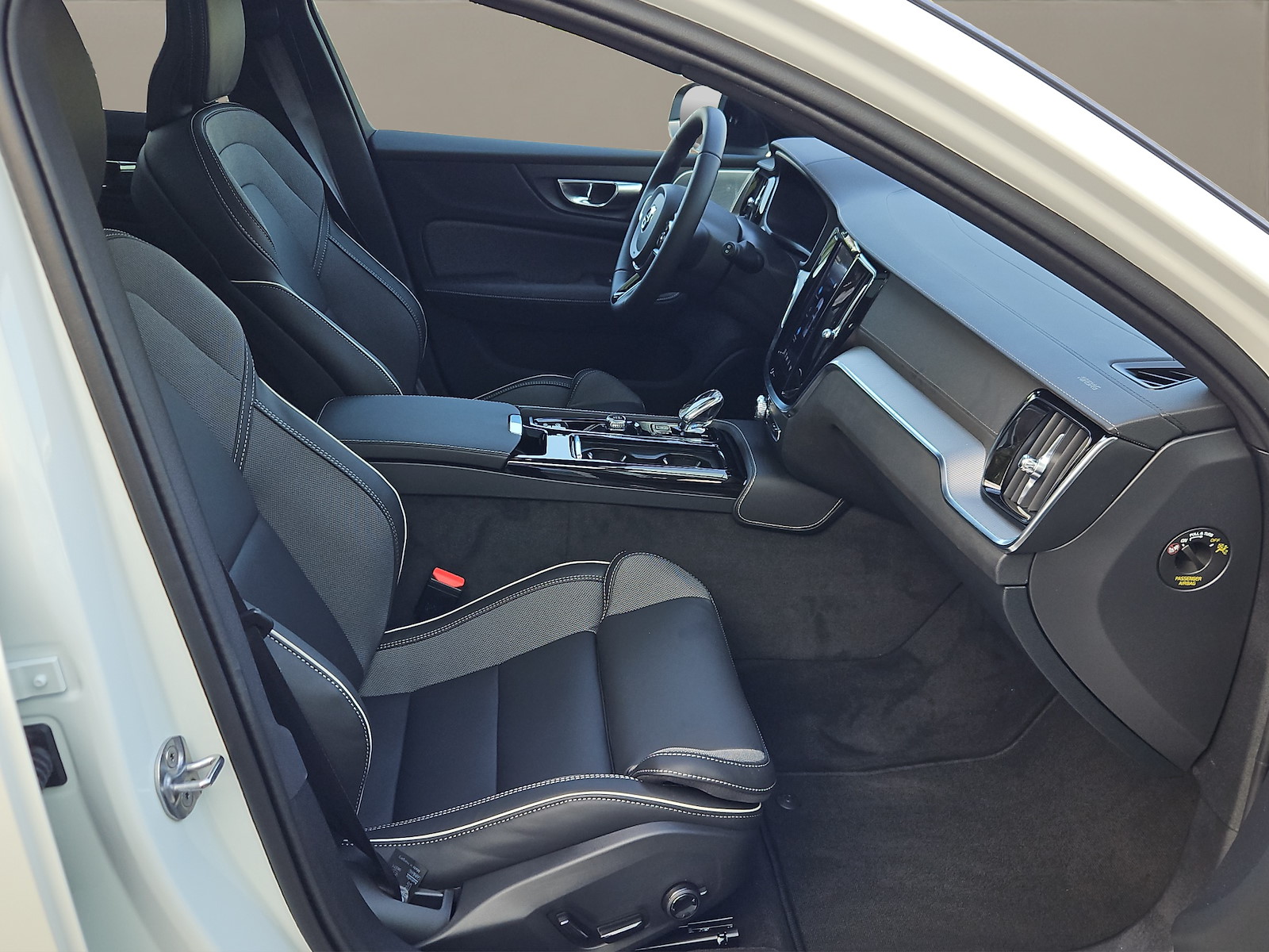 VOLVO V60 2.0 T6 TE Ultra Dark eAWD-image-12