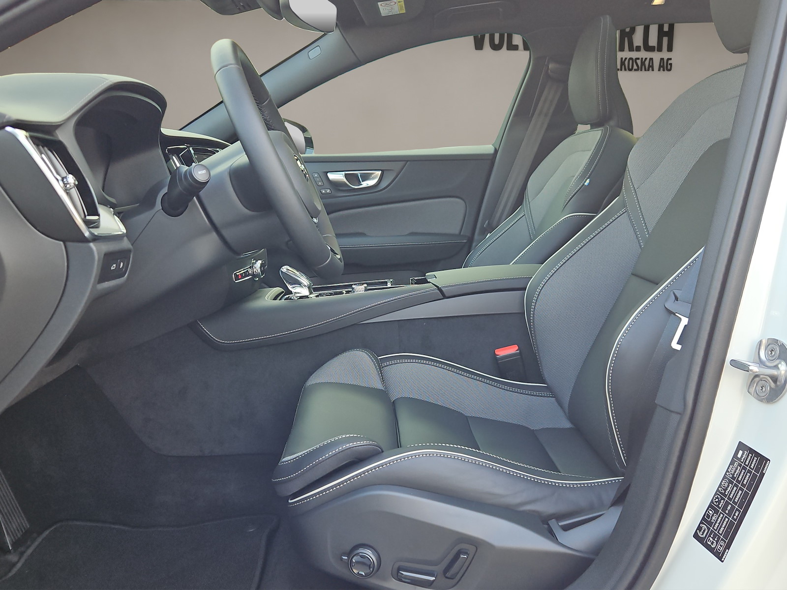 VOLVO V60 2.0 T6 TE Ultra Dark eAWD-image-8