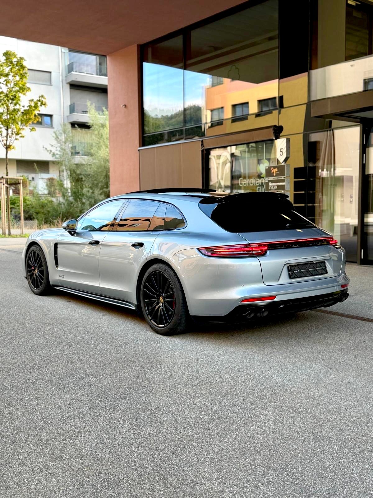 PORSCHE 4.0 V8 GTS-image-2