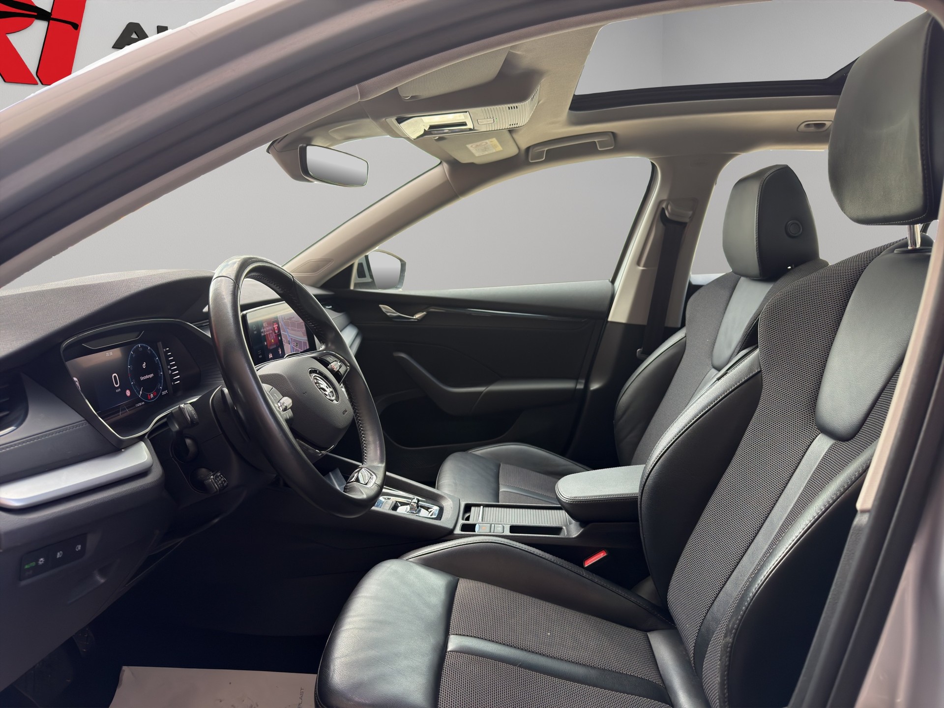 SKODA Octavia Combi 2.0 TDI DSG Ambition-image-8
