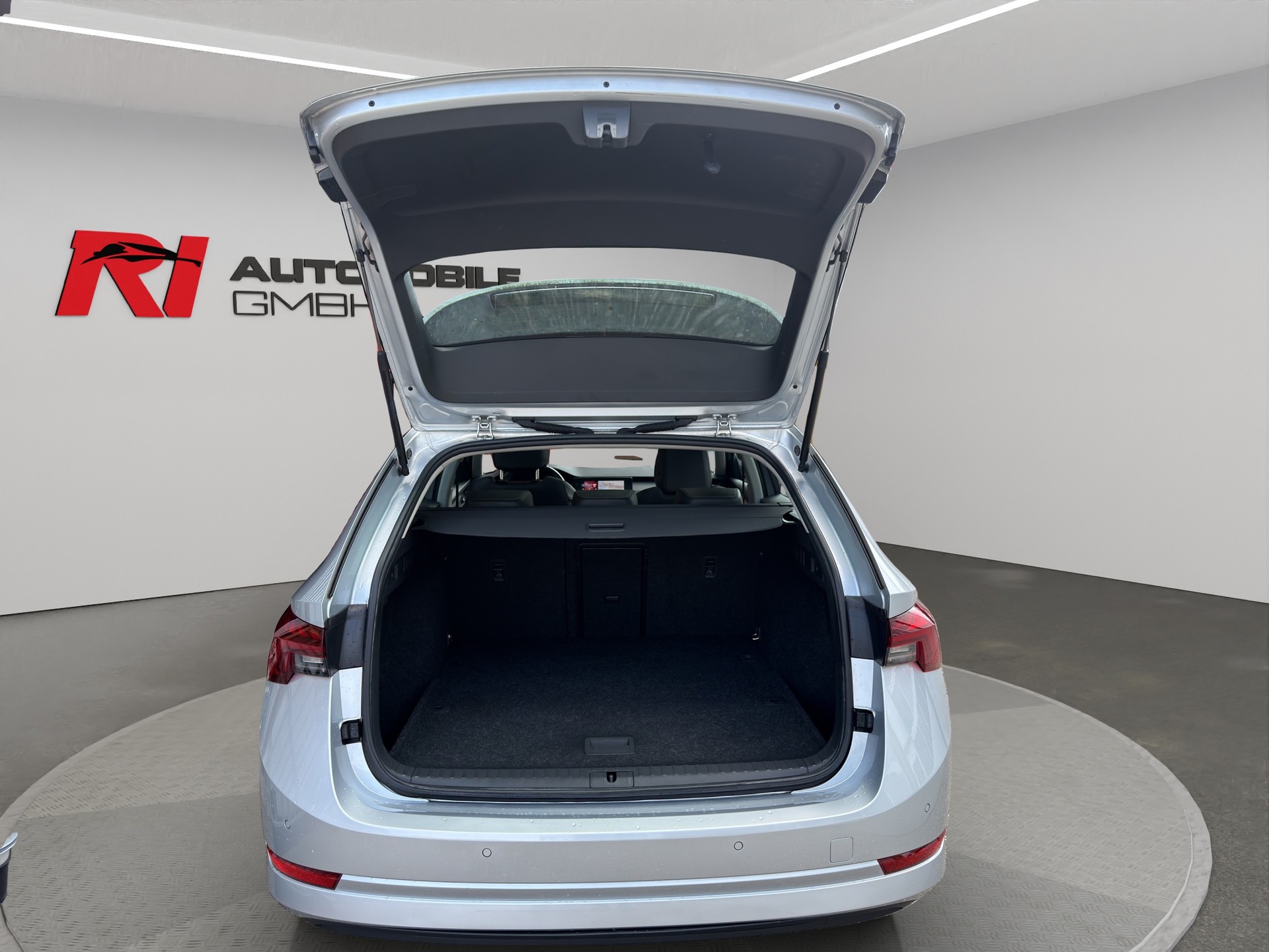 SKODA Octavia Combi 2.0 TDI DSG Ambition-image-15