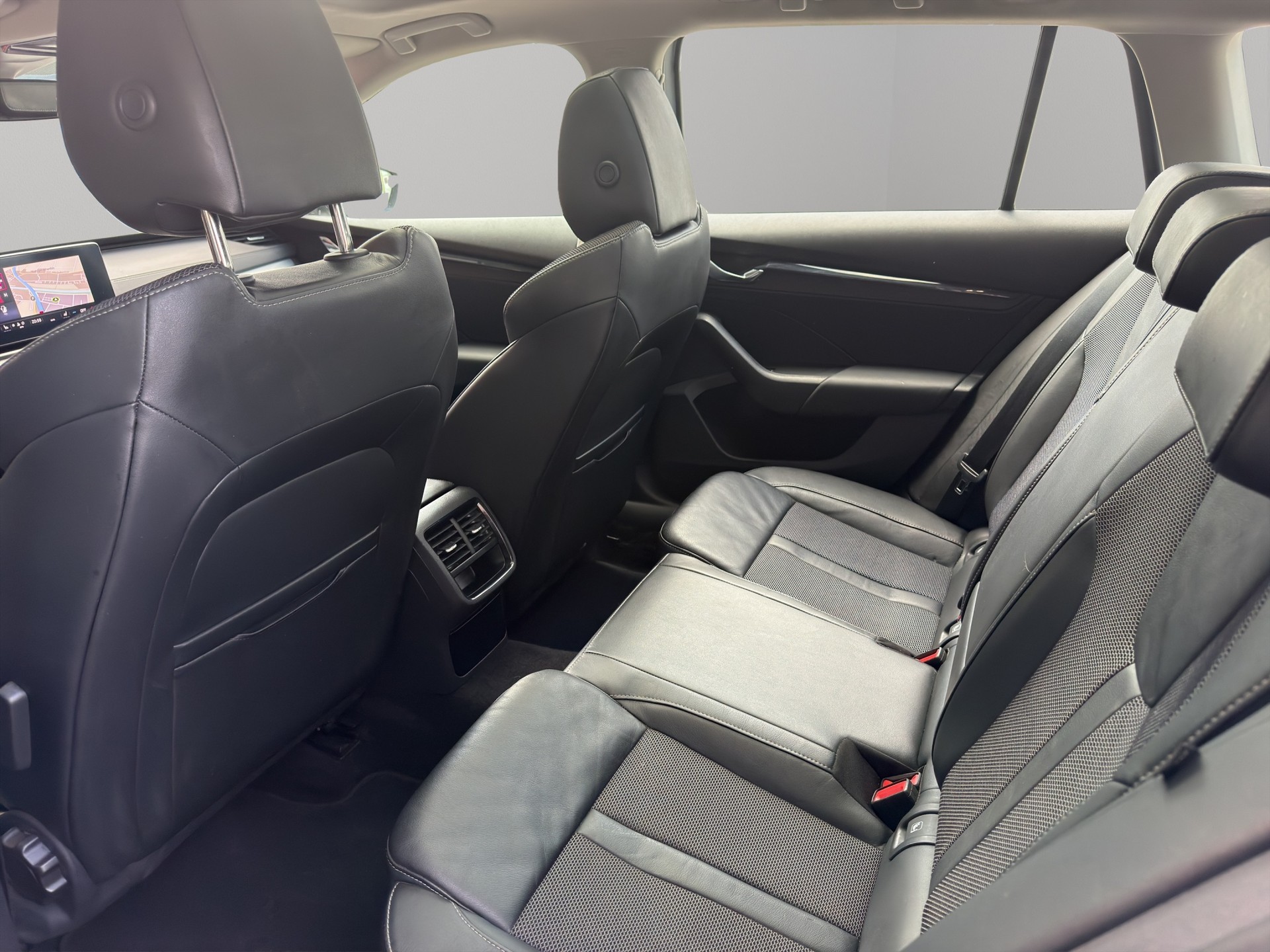 SKODA Octavia Combi 2.0 TDI DSG Ambition-image-12