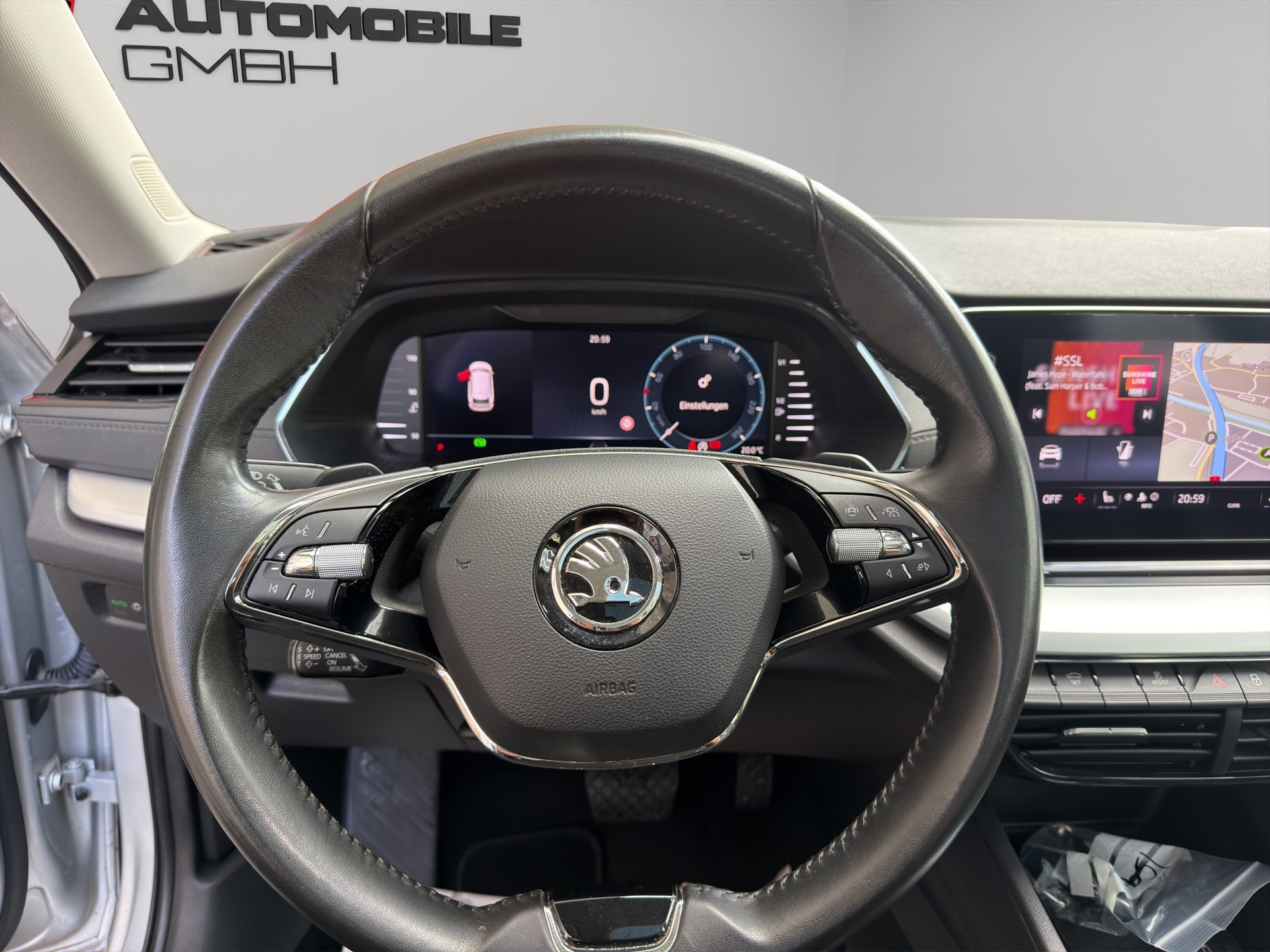 SKODA Octavia Combi 2.0 TDI DSG Ambition-image-9