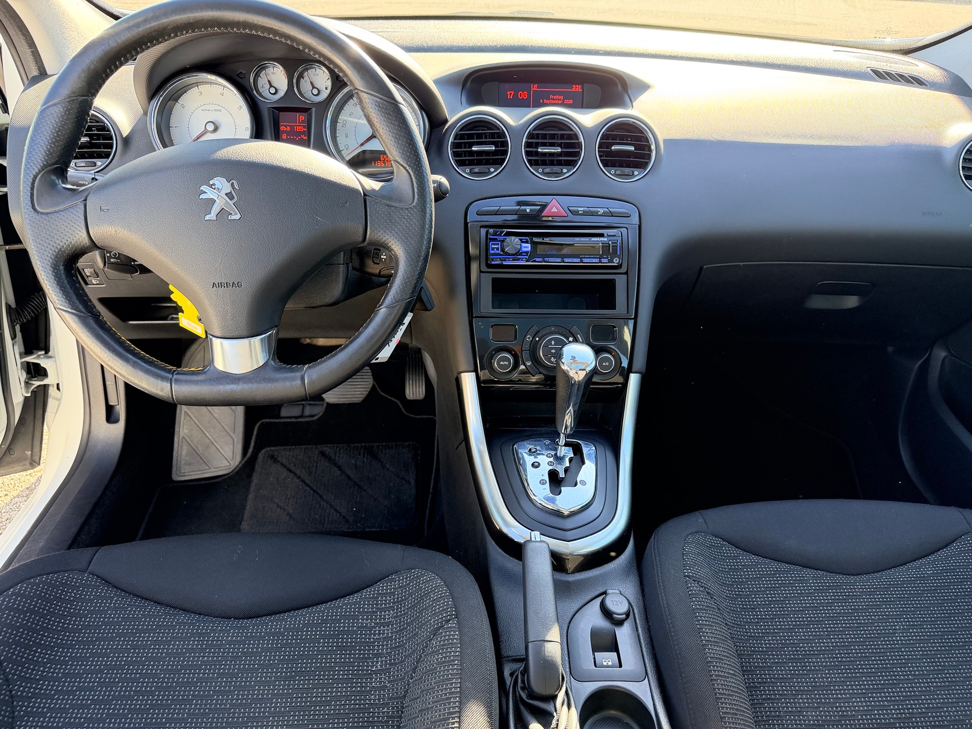 PEUGEOT 308 1.6 16V T Sport Pack Automatic-image-13