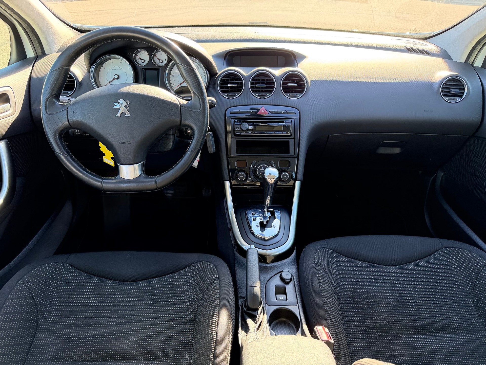 PEUGEOT 308 1.6 16V T Sport Pack Automatic-image-12