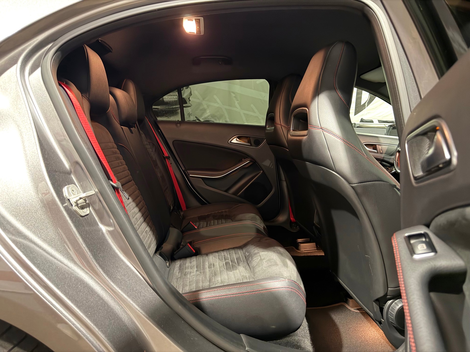 MERCEDES-BENZ A 250 AMG Line 4Matic 7G-DCT-image-13