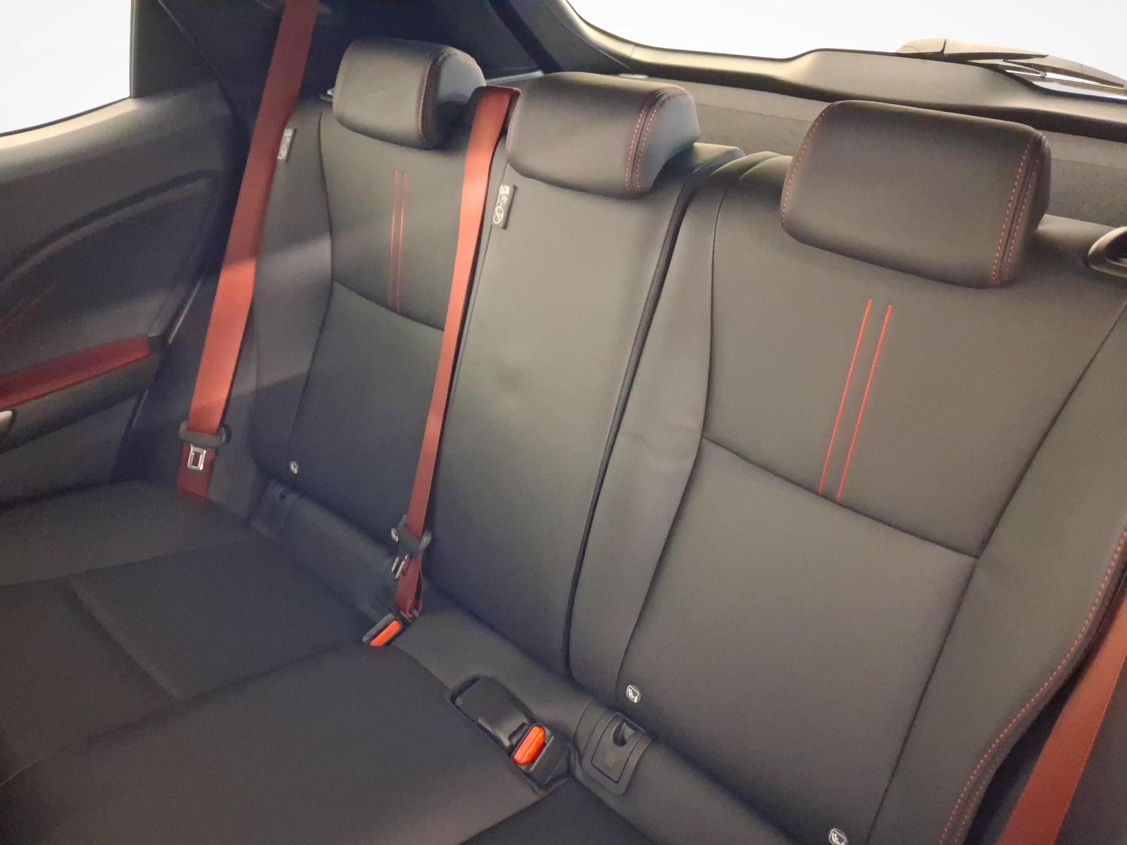 LEXUS LBX 1.5 Hybrid Vibrant Edition AWD-image-10