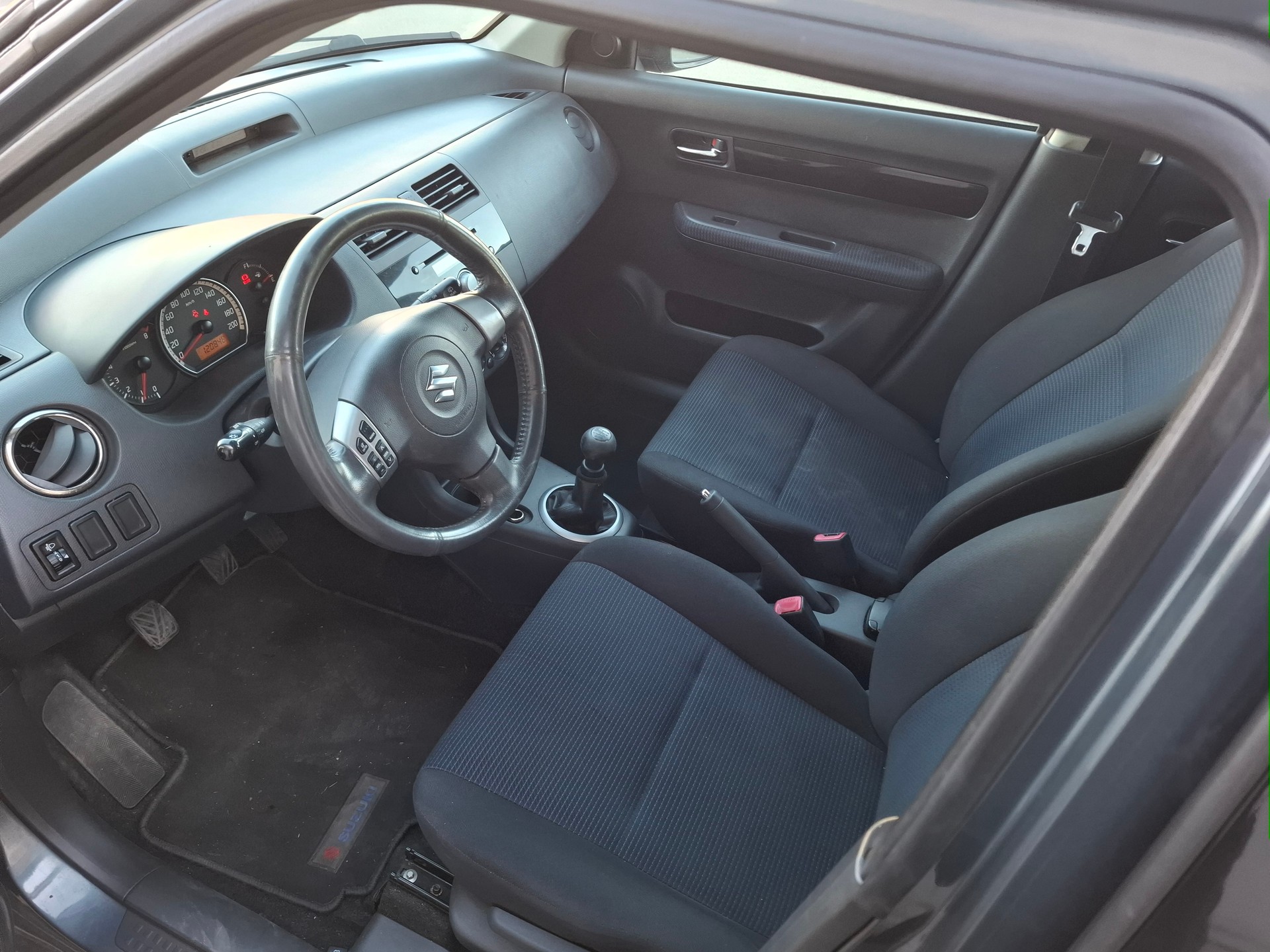 SUZUKI Swift 1.3i 16V GL-image-8