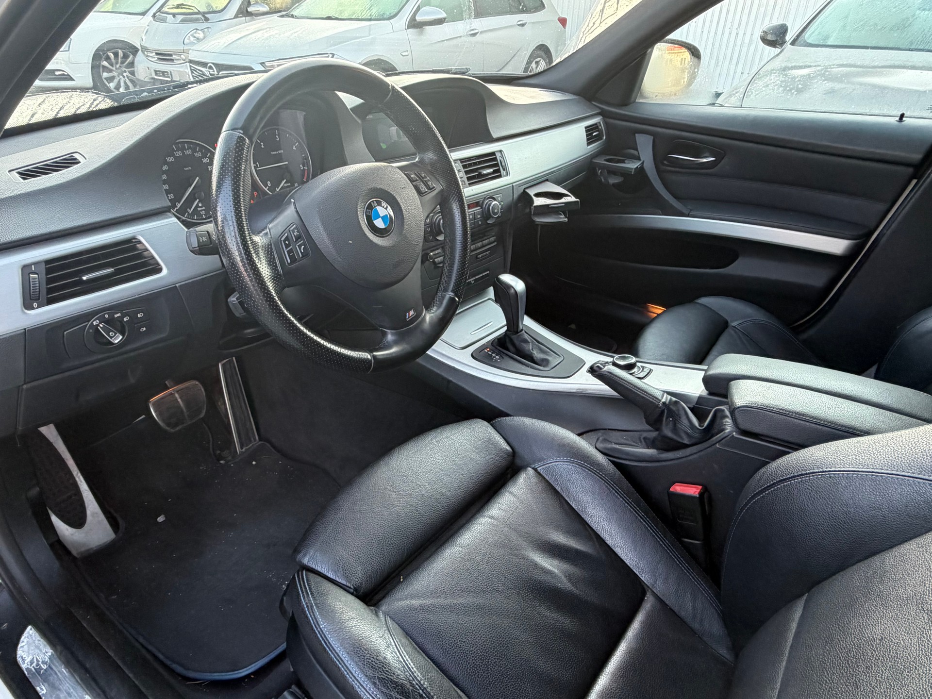 BMW 320d xDrive Touring-image-7