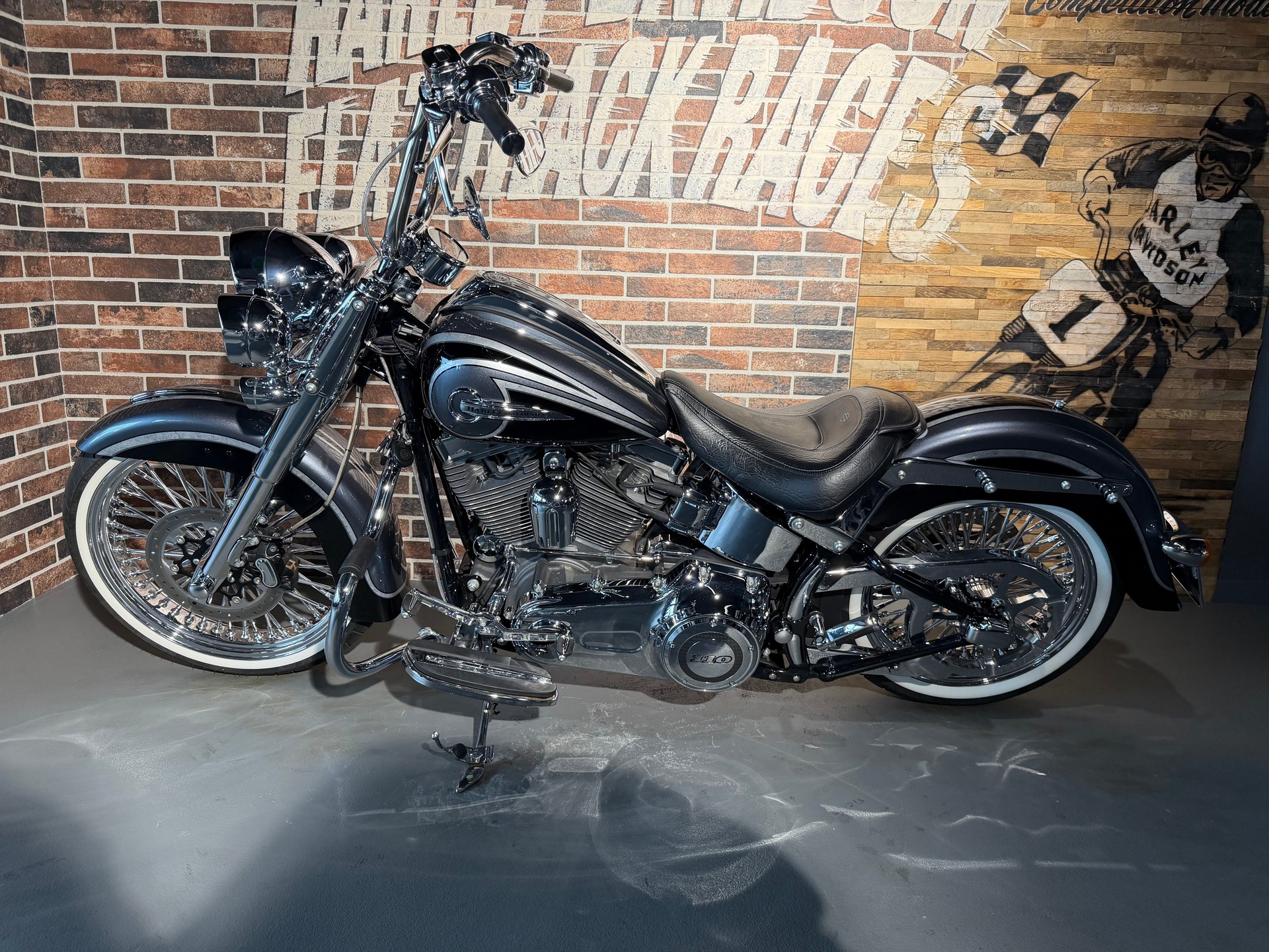 HARLEY-DAVIDSON FLSTNSE Softail Deluxe ABS CVO-showroom-element-1