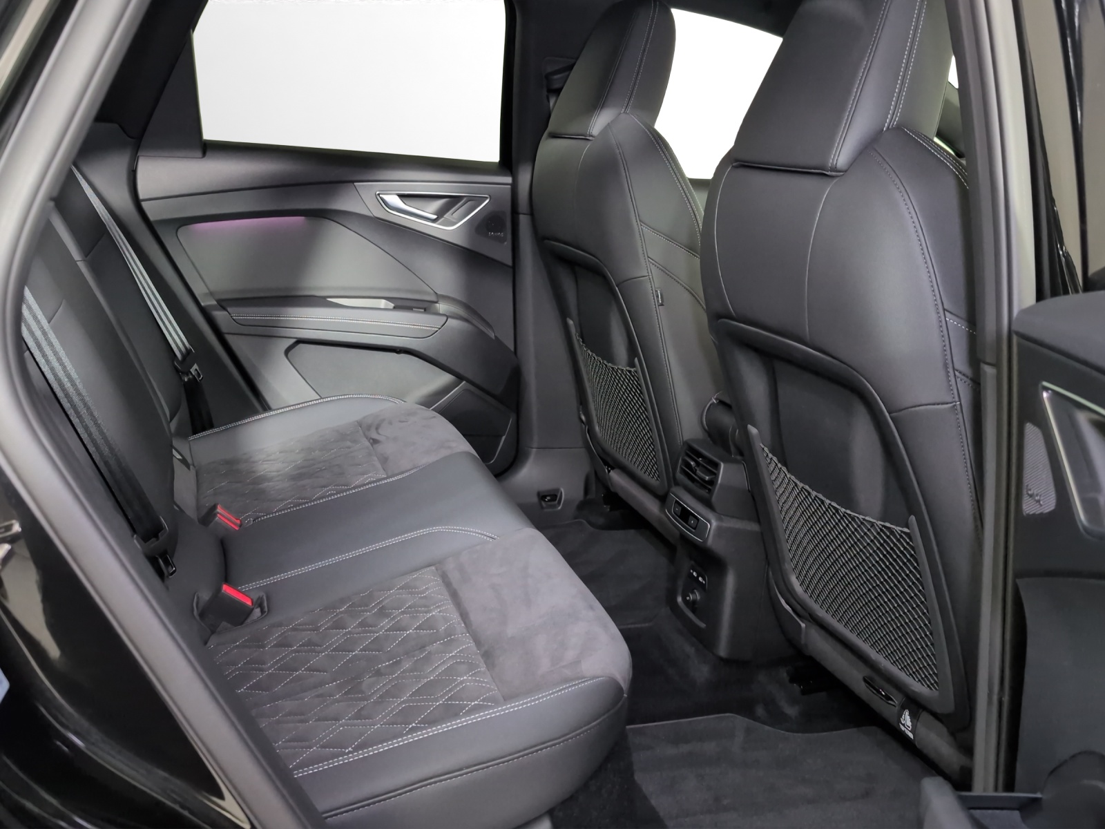 AUDI Q4 e-tron 45 quattro-image-8