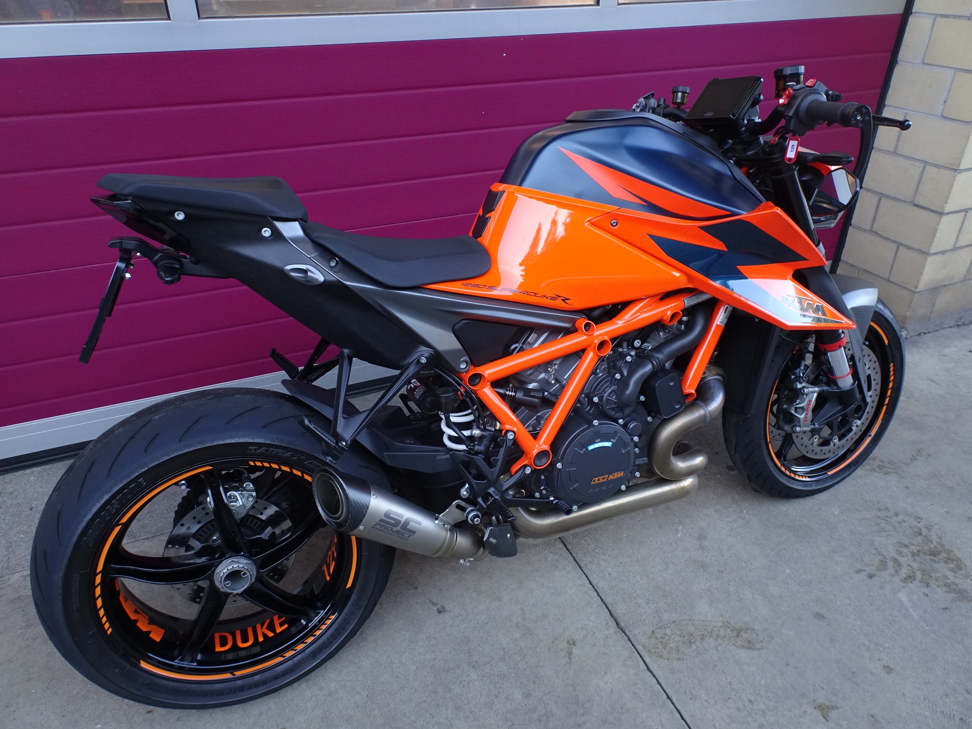 KTM 1290 Super Duke R-showroom-element-3
