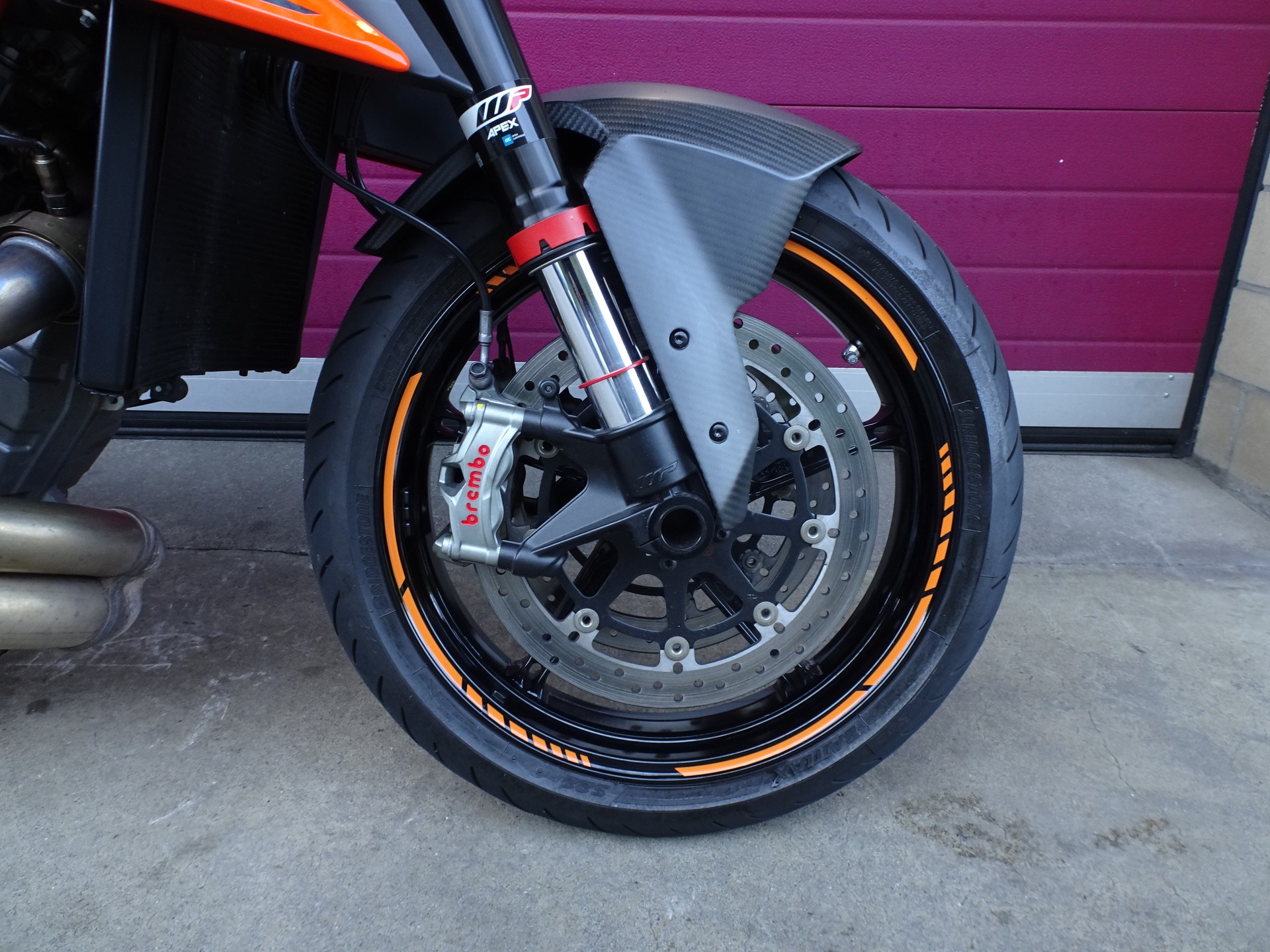KTM 1290 Super Duke R-showroom-element-1