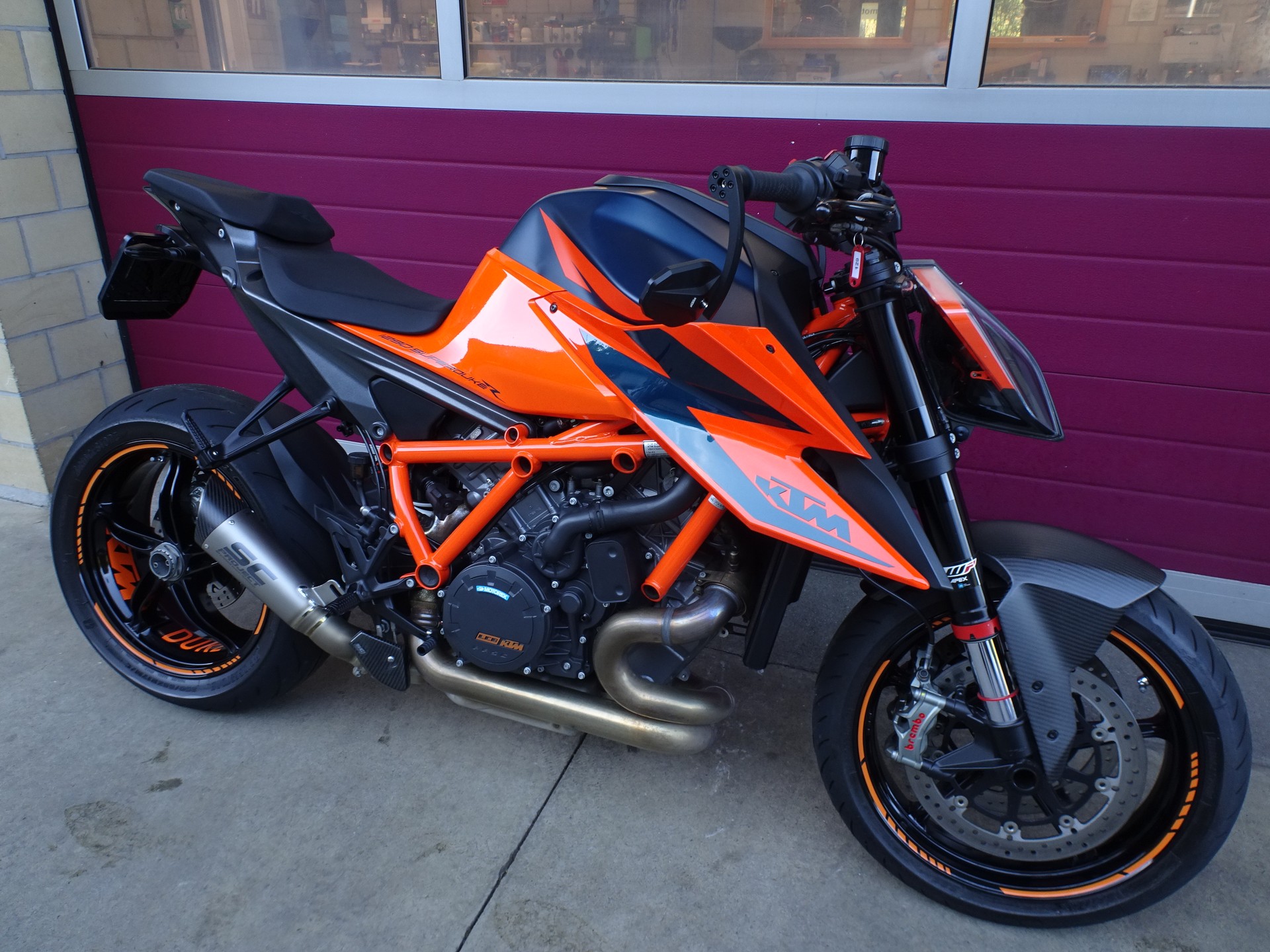 KTM 1290 Super Duke R-showroom-element-2